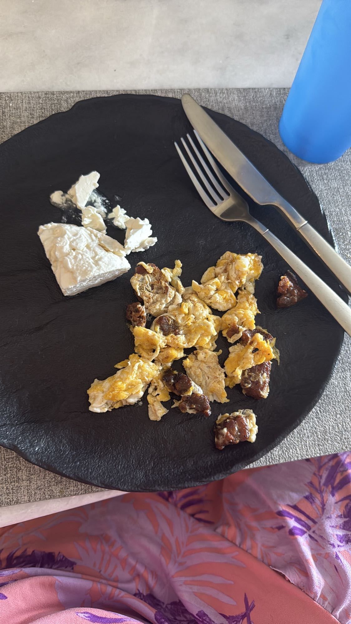 Huevos revueltos con chorizo y queso