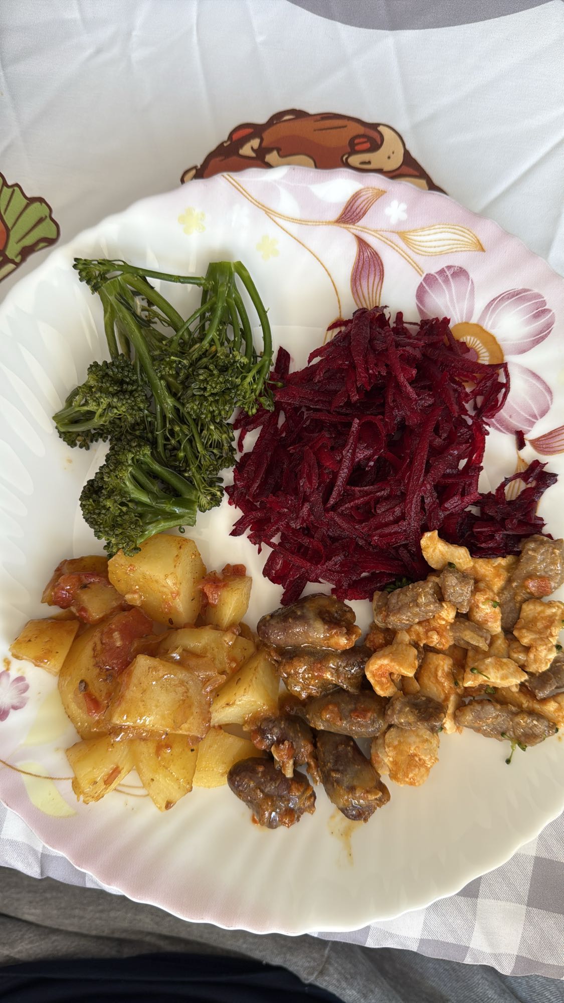 Prato com legumes e carne