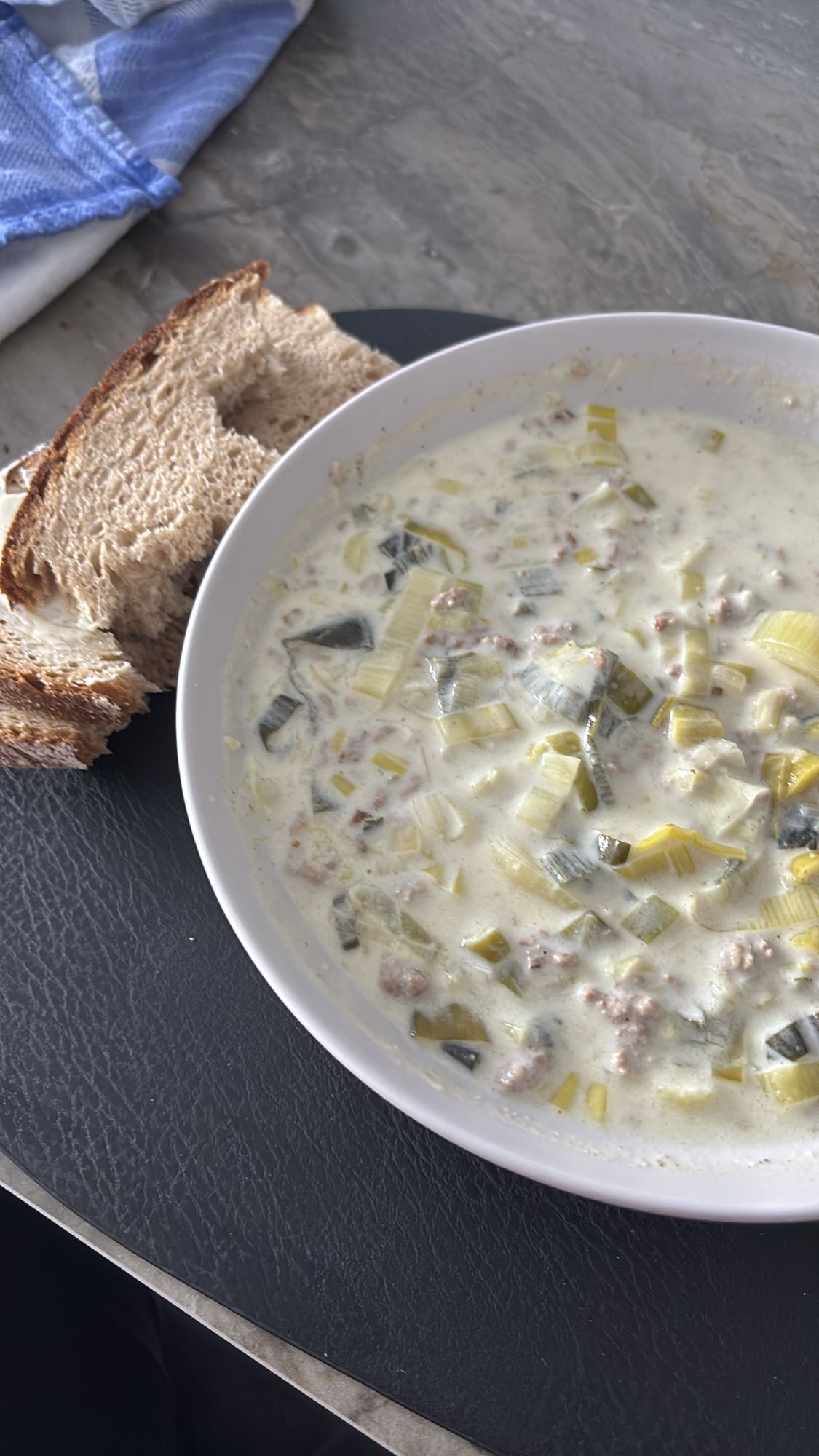 Porree-Hackfleisch-Suppe mit Brot