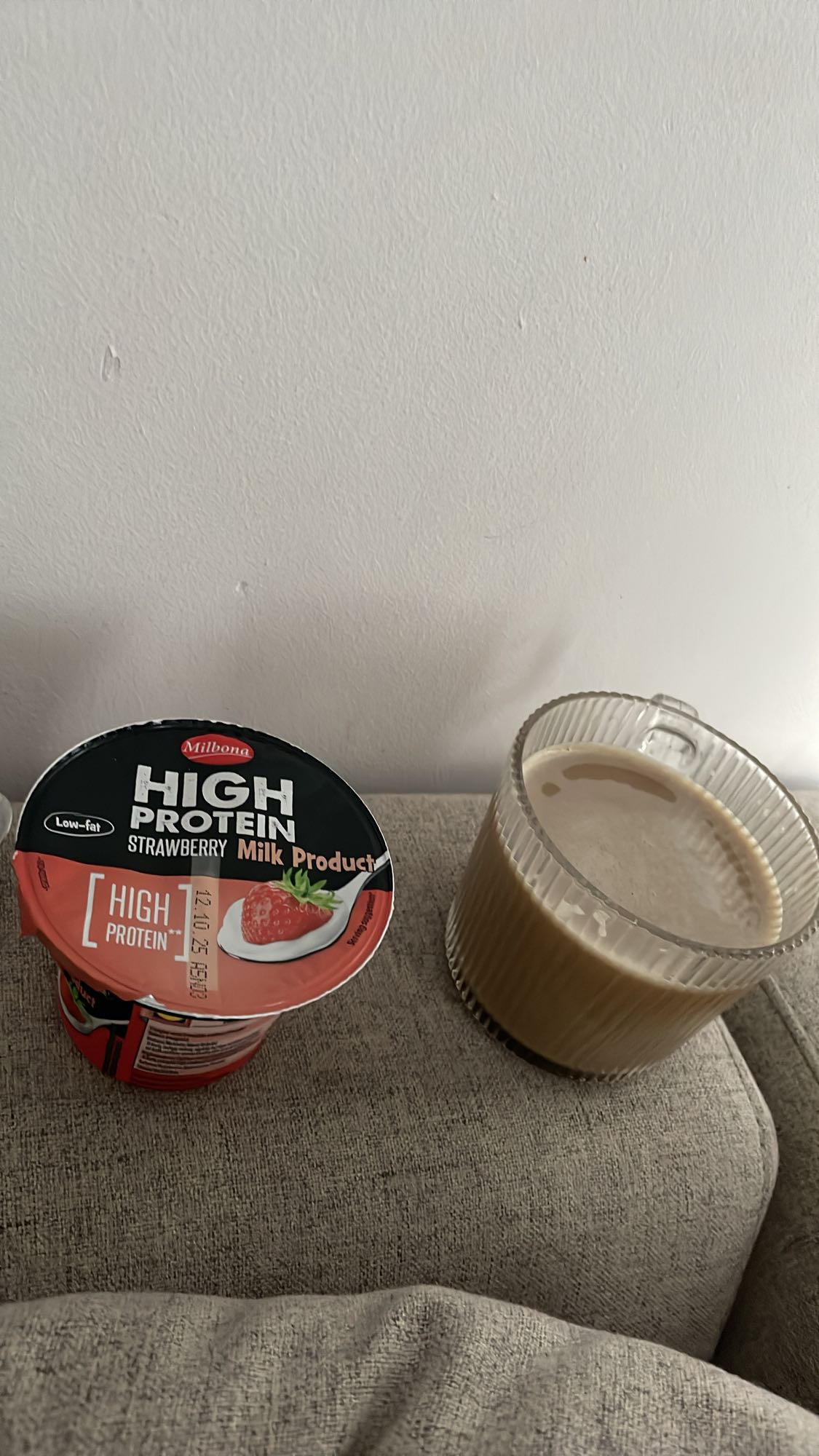 Iaurt proteic și cafea