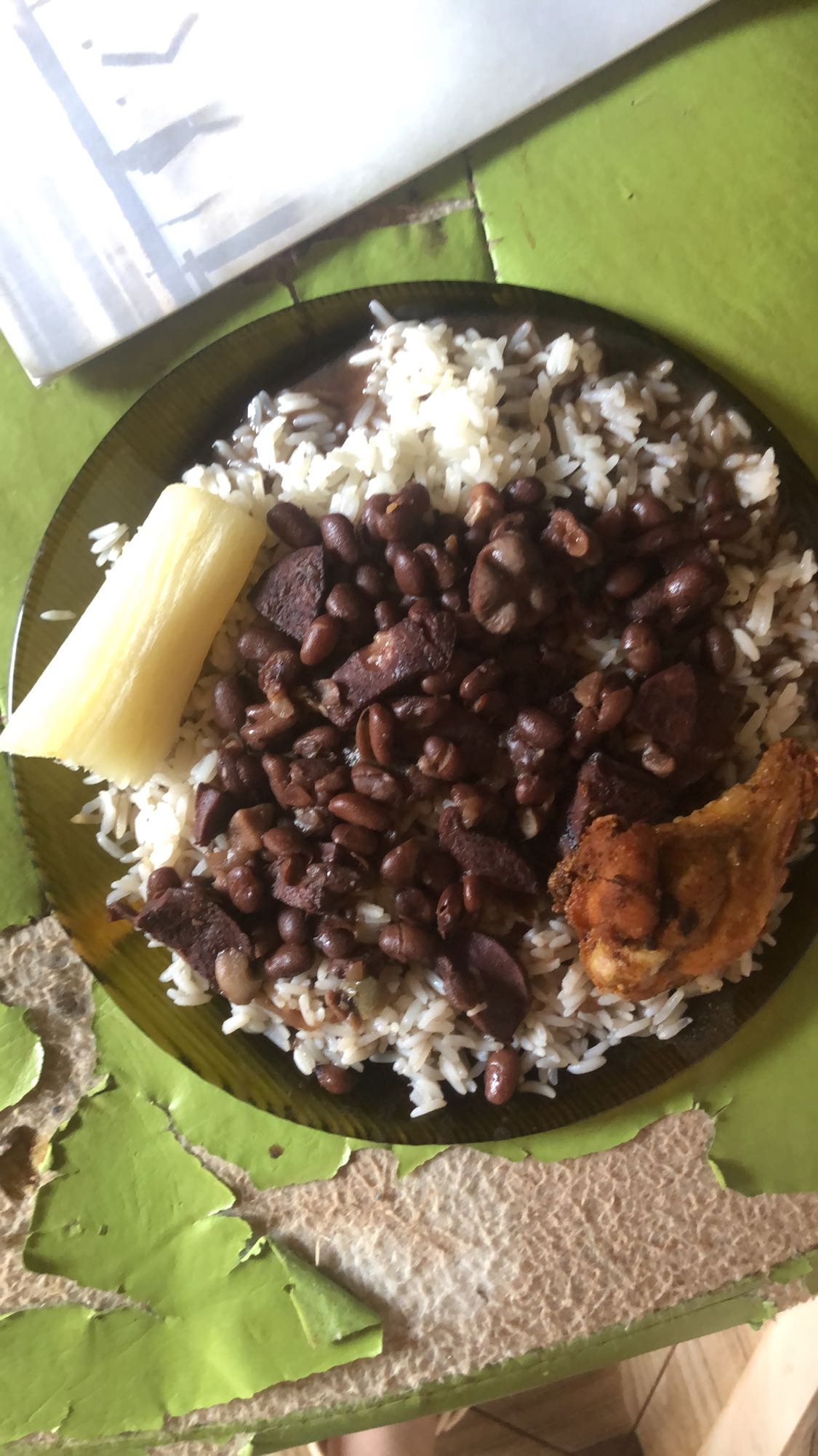 arroz, frijoles yuca y pollo