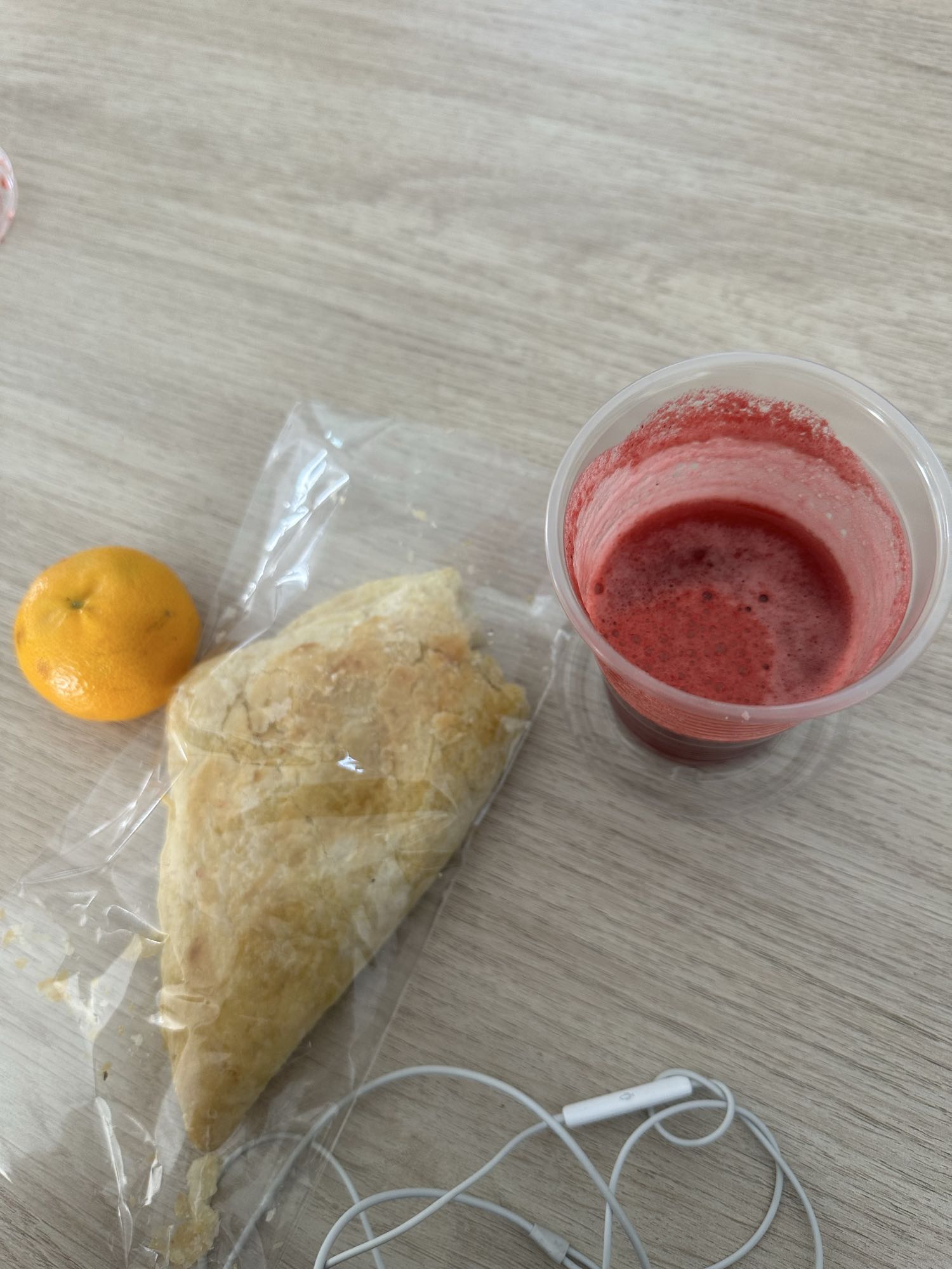 Jugo, mandarina y empanada