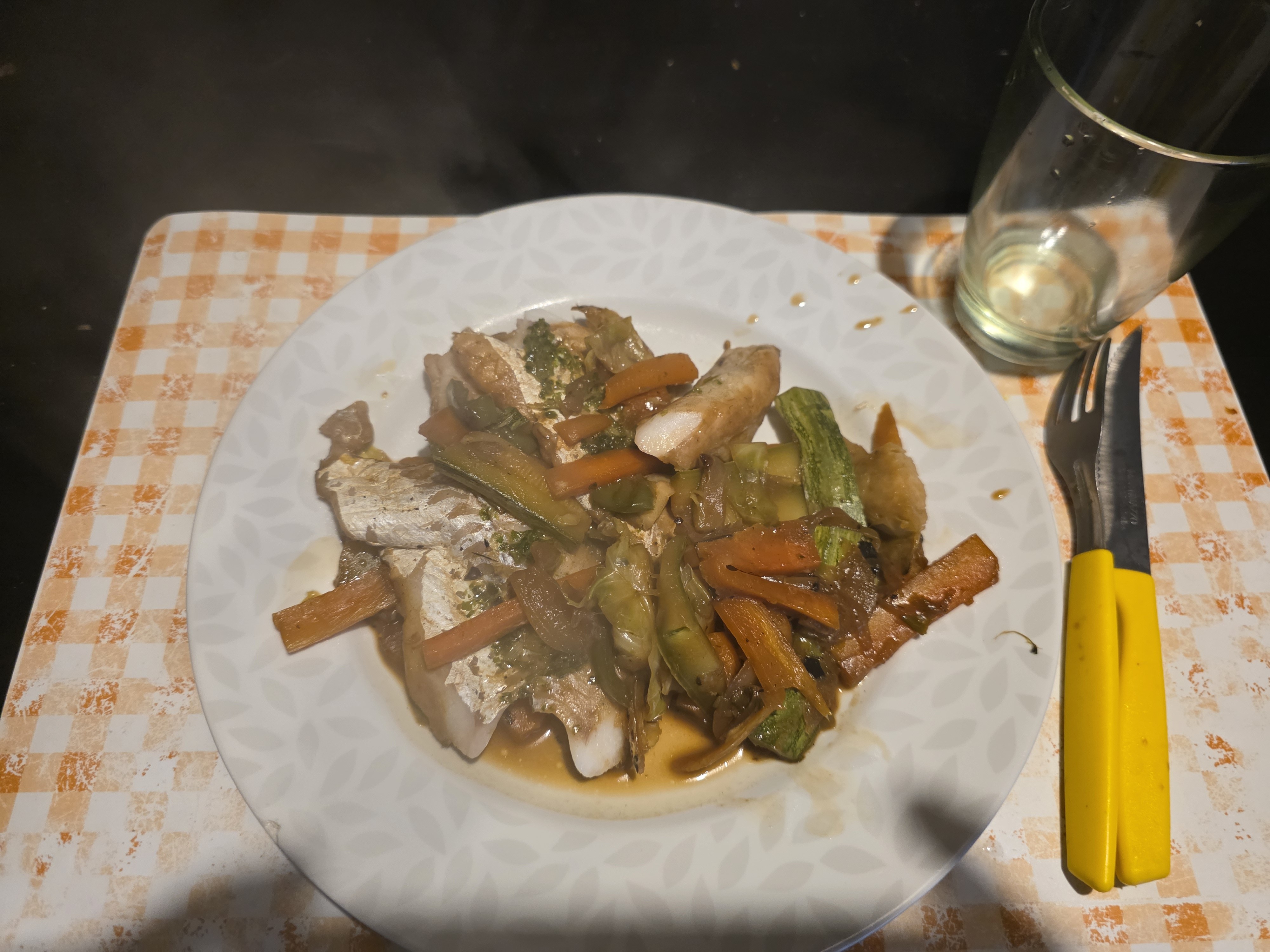 Pescado con verduras salteadas