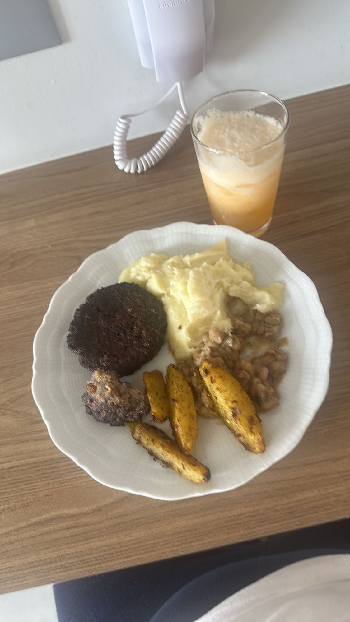 Almôndega, purê e suco