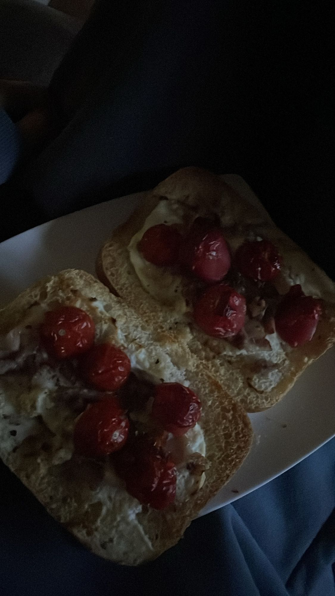 Kanapki z jajkiem i pomidorem