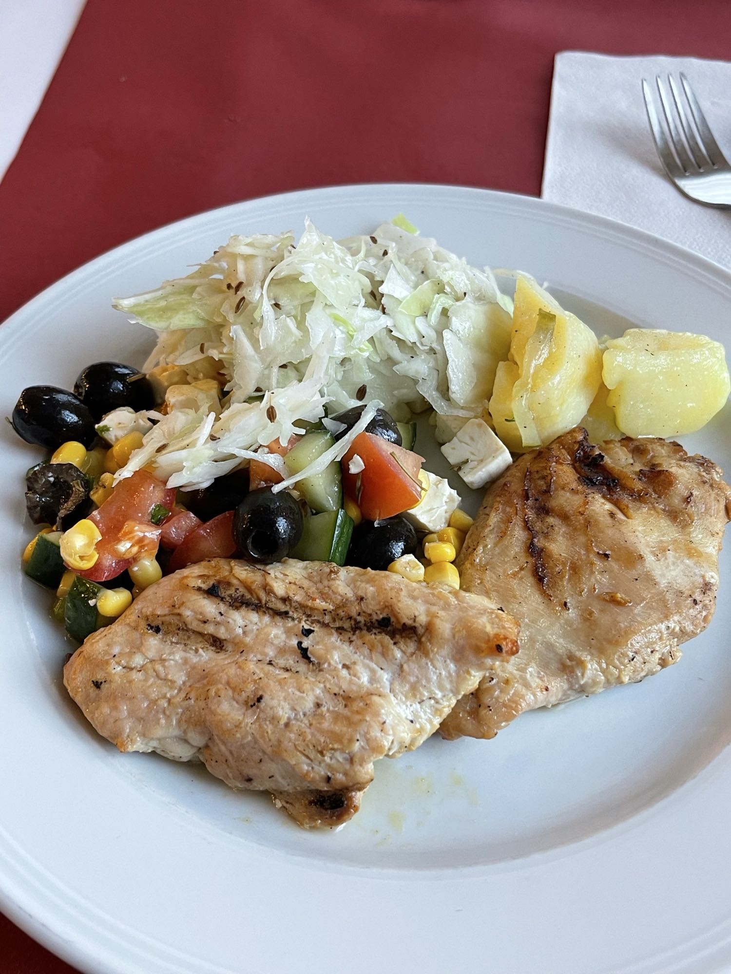 Gegrilltes Hähnchen mit Salat