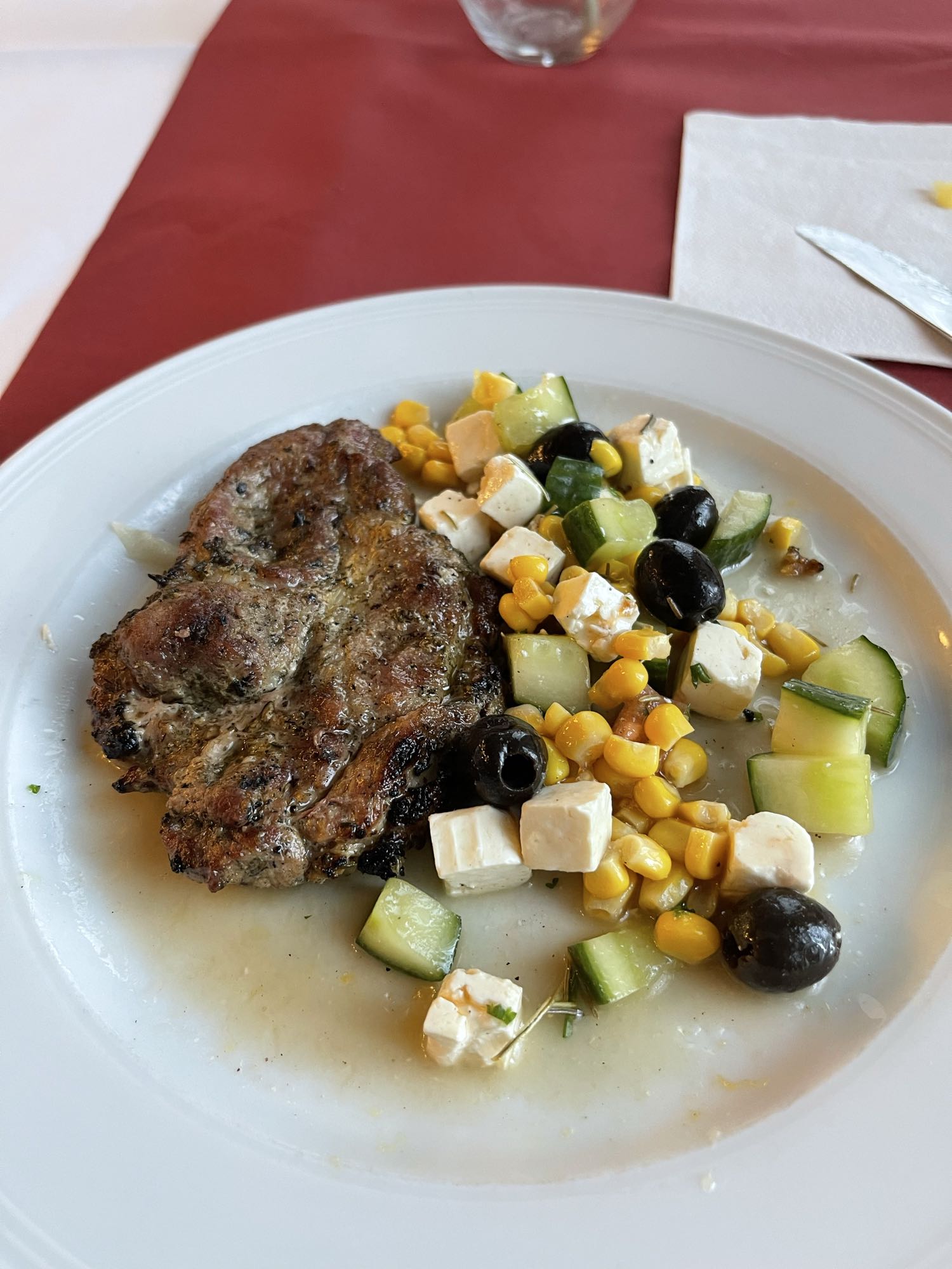Grillfleisch mit griechischem Salat