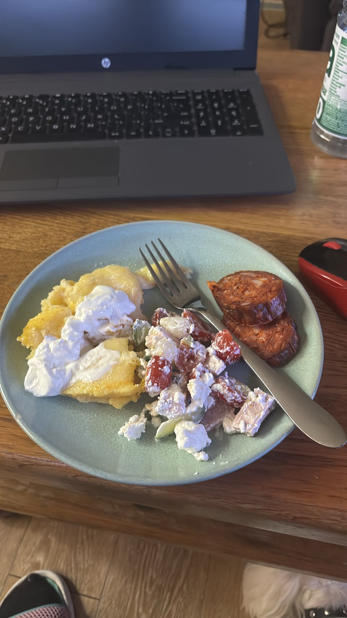 Sajtos puliszka, saláta, kolbász