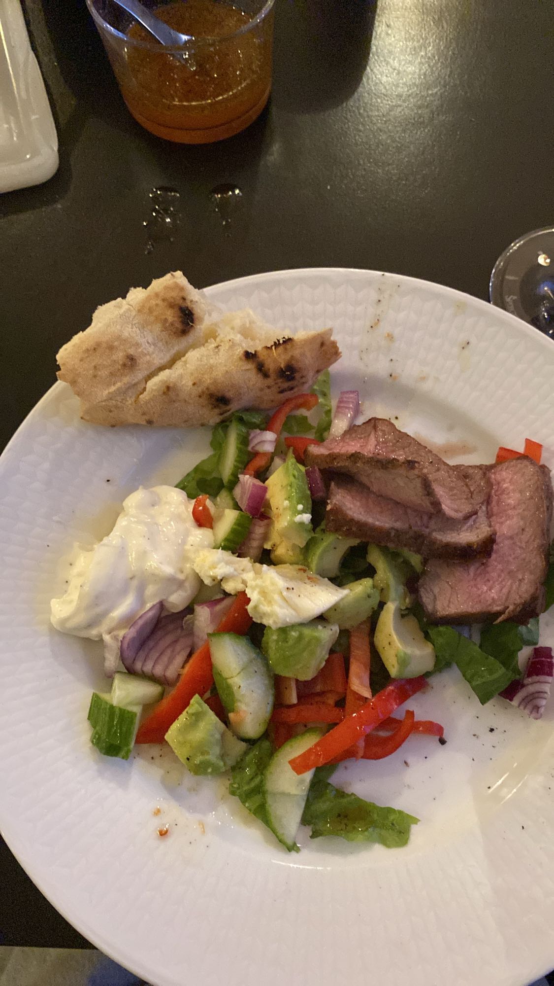Biff med sallad och bröd