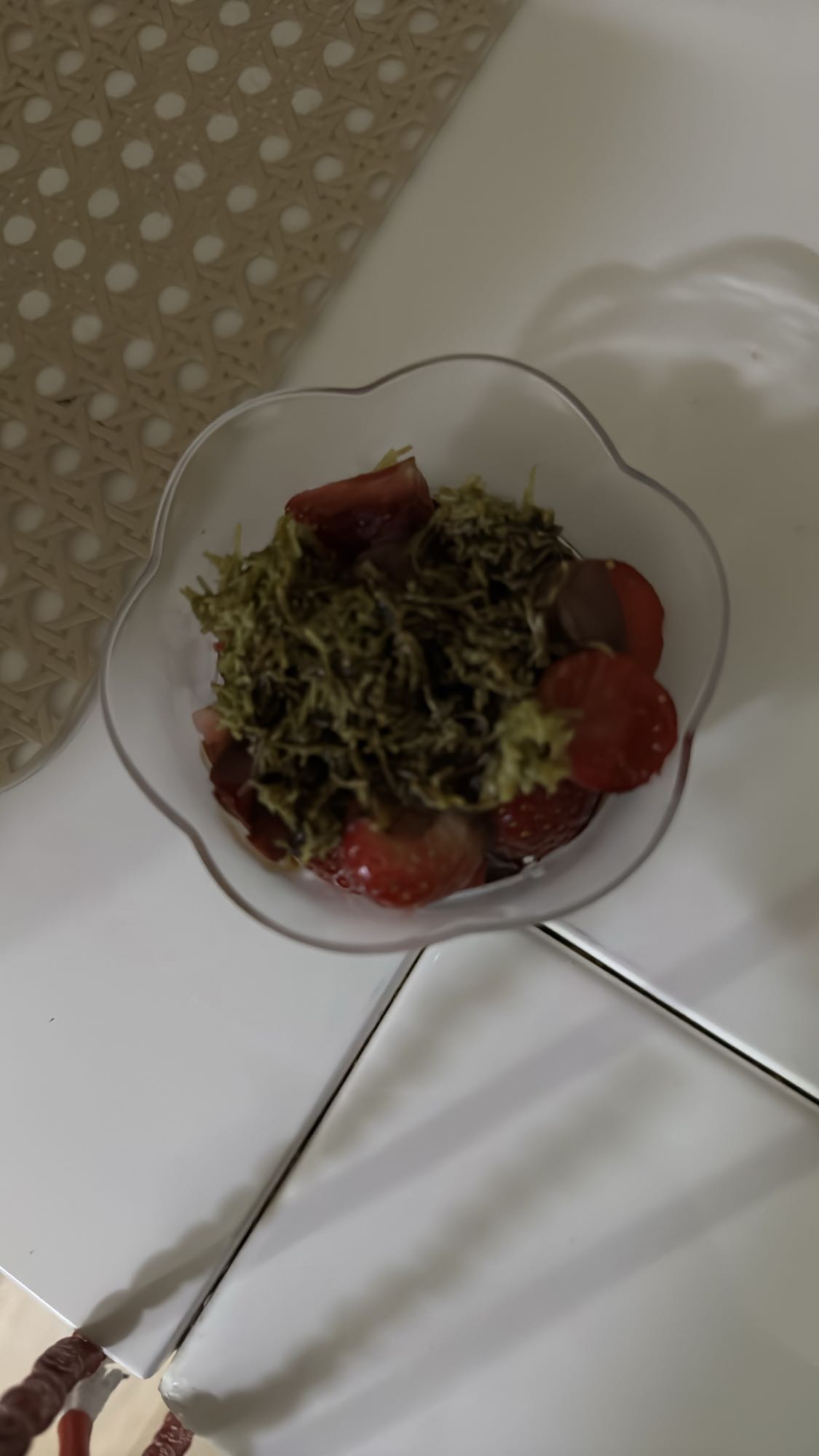 Jordgubbar med choklad och te