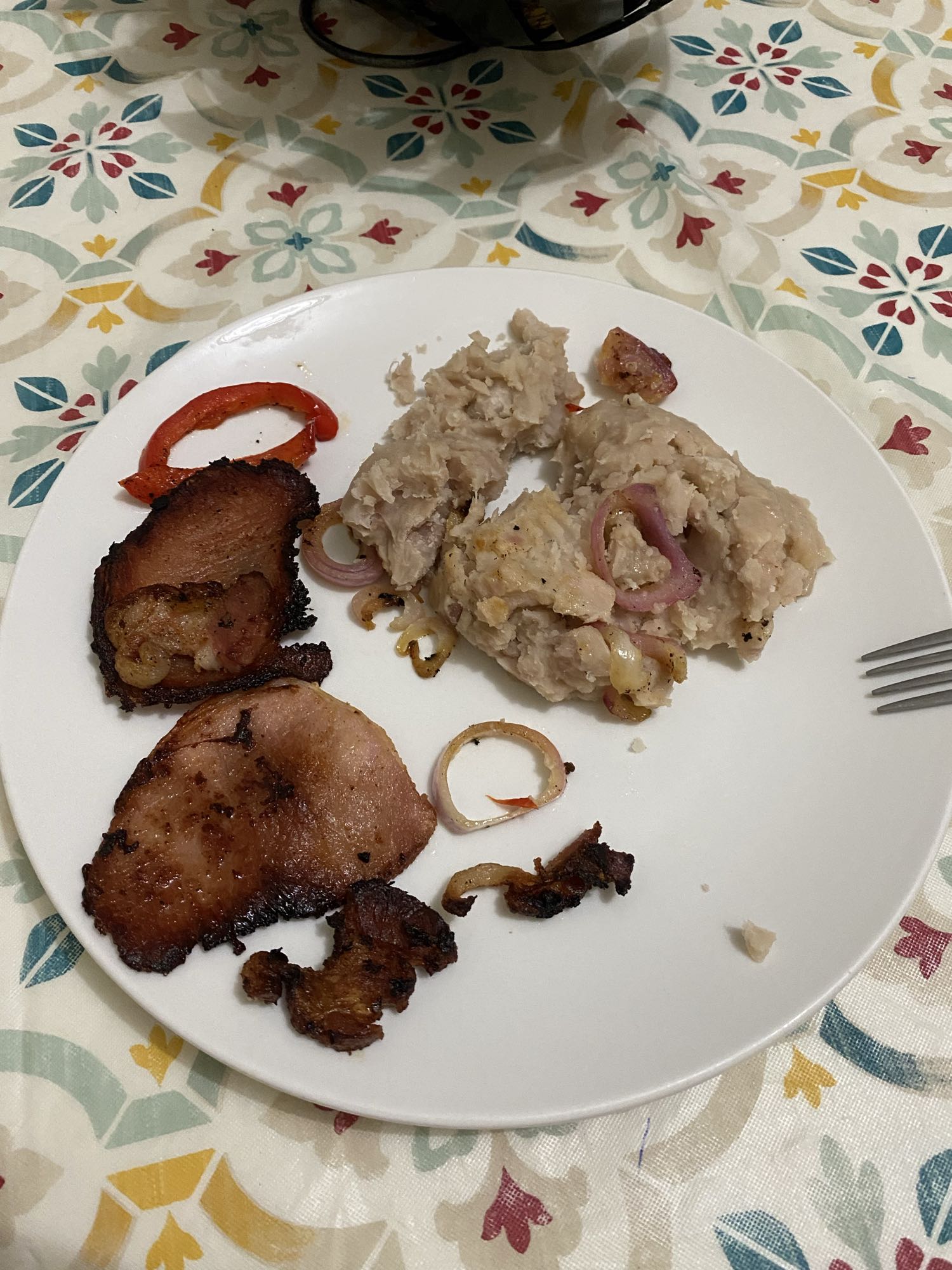 Lomo de cerdo con yautía y vegetales