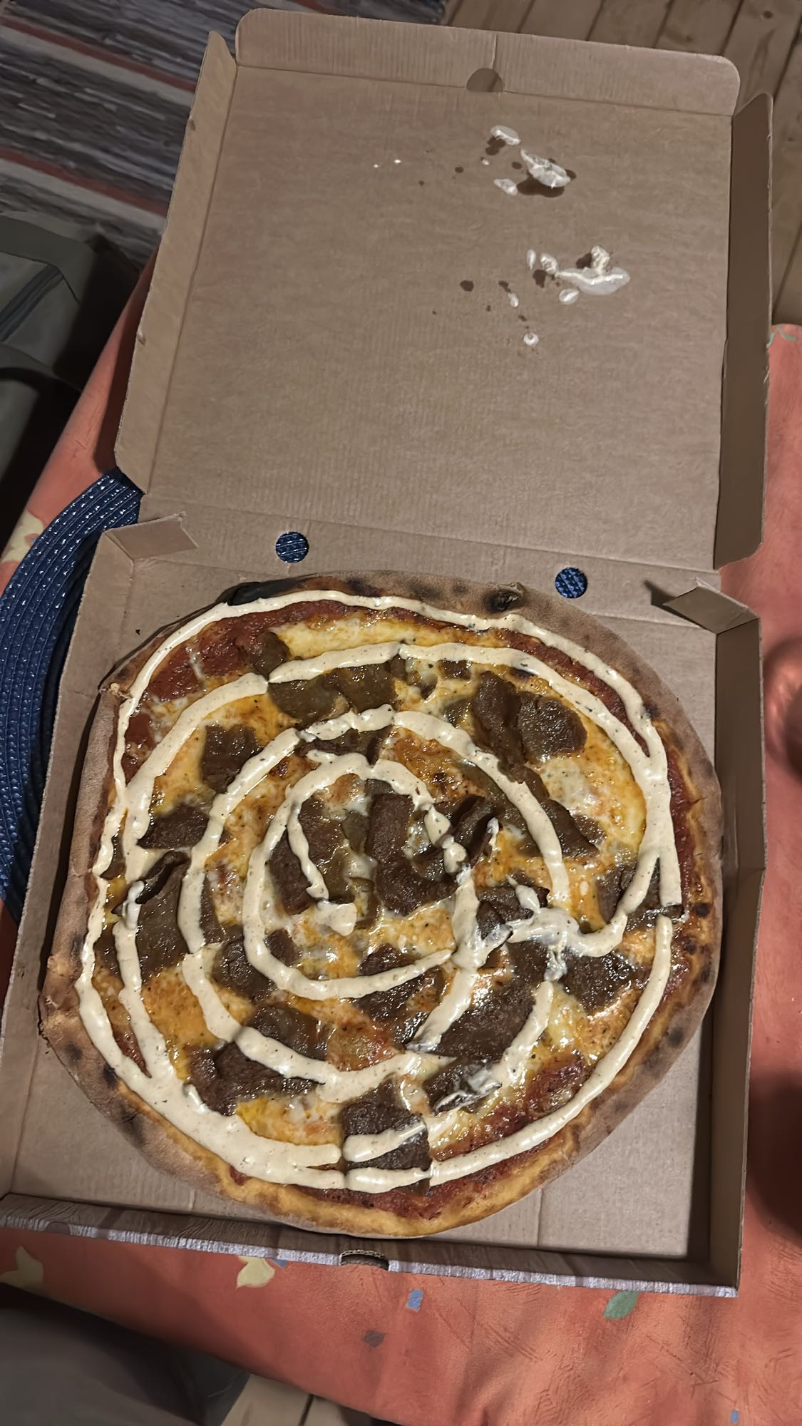 Kebabpizza med sås
