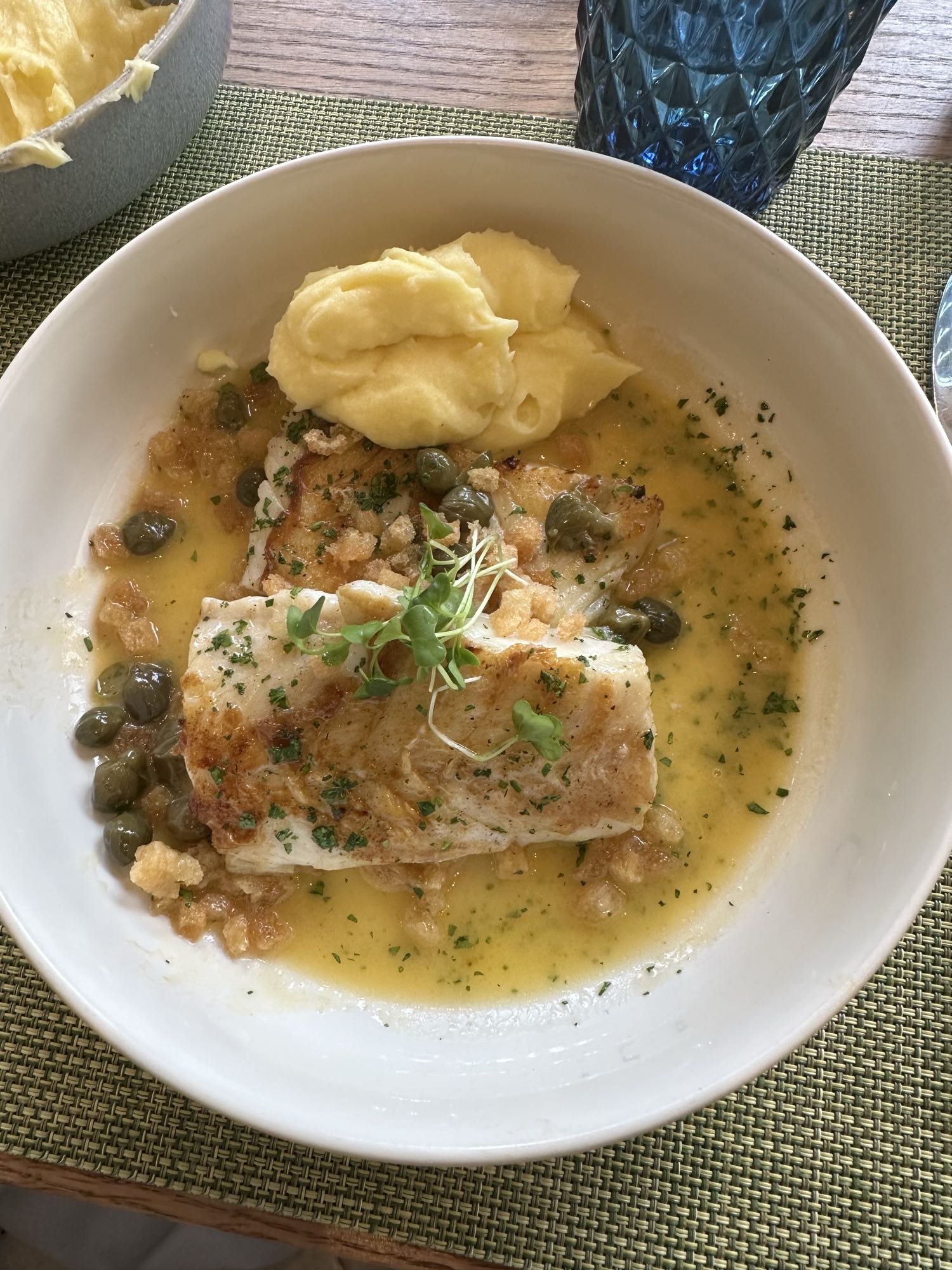 pescado con puré y alcaparras