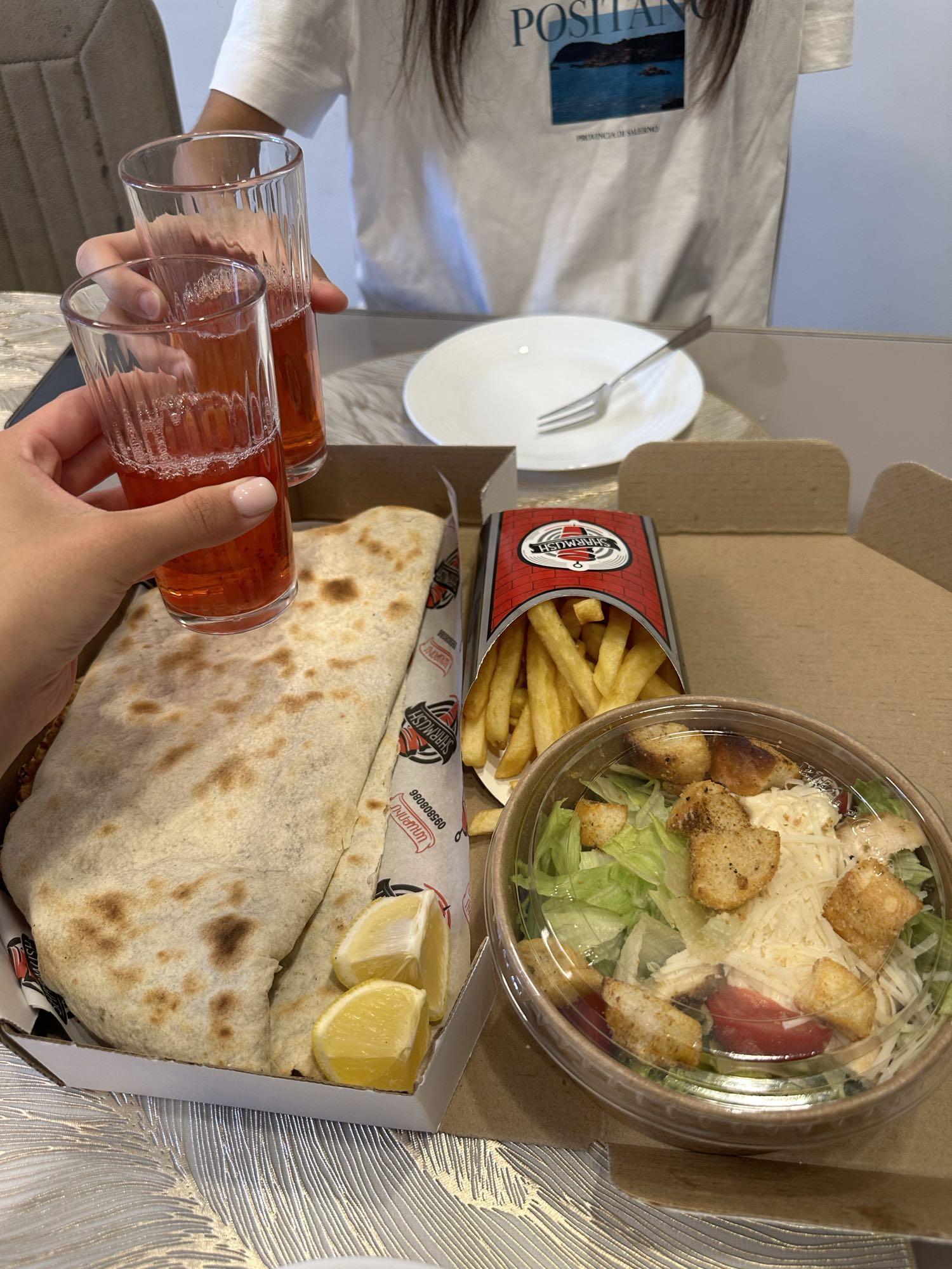 Шаурма с салатом и фри