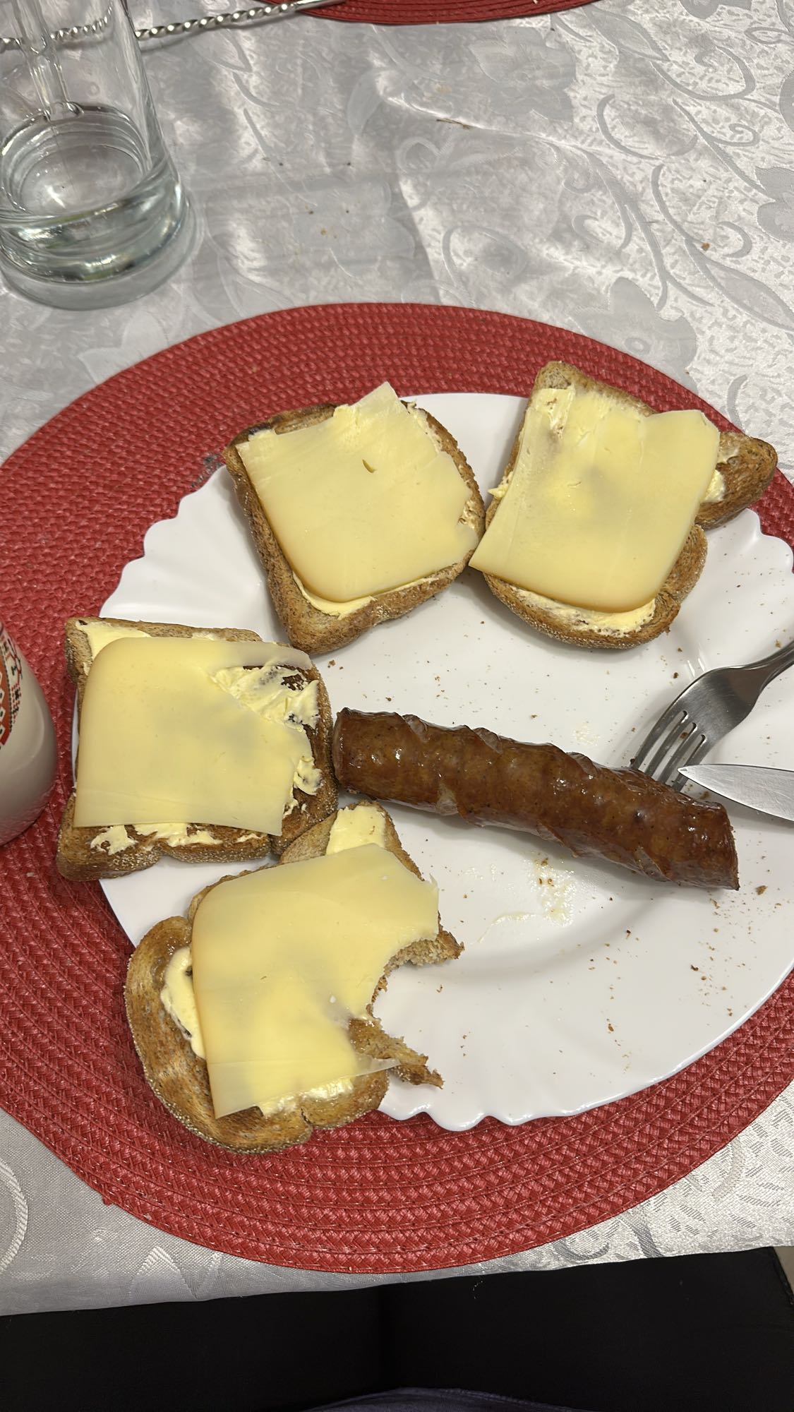 Toast cu cașcaval și cârnat