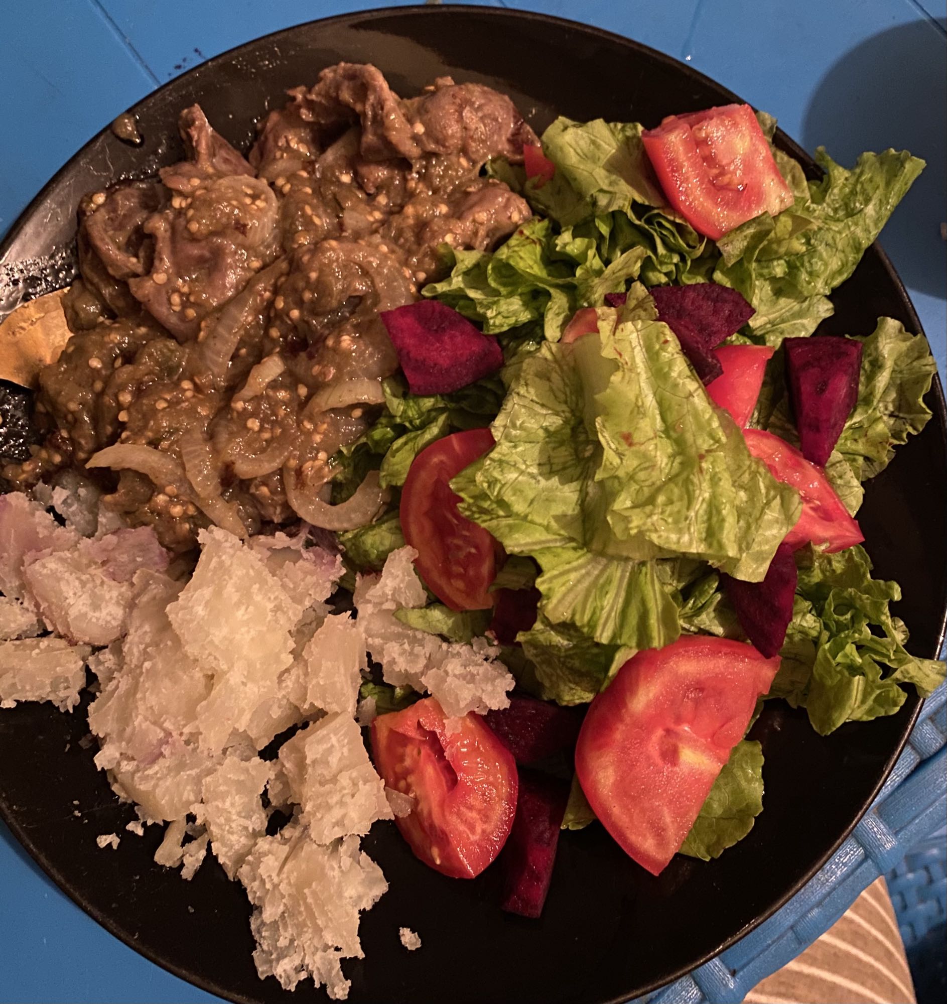 Carne, batata doce e salada