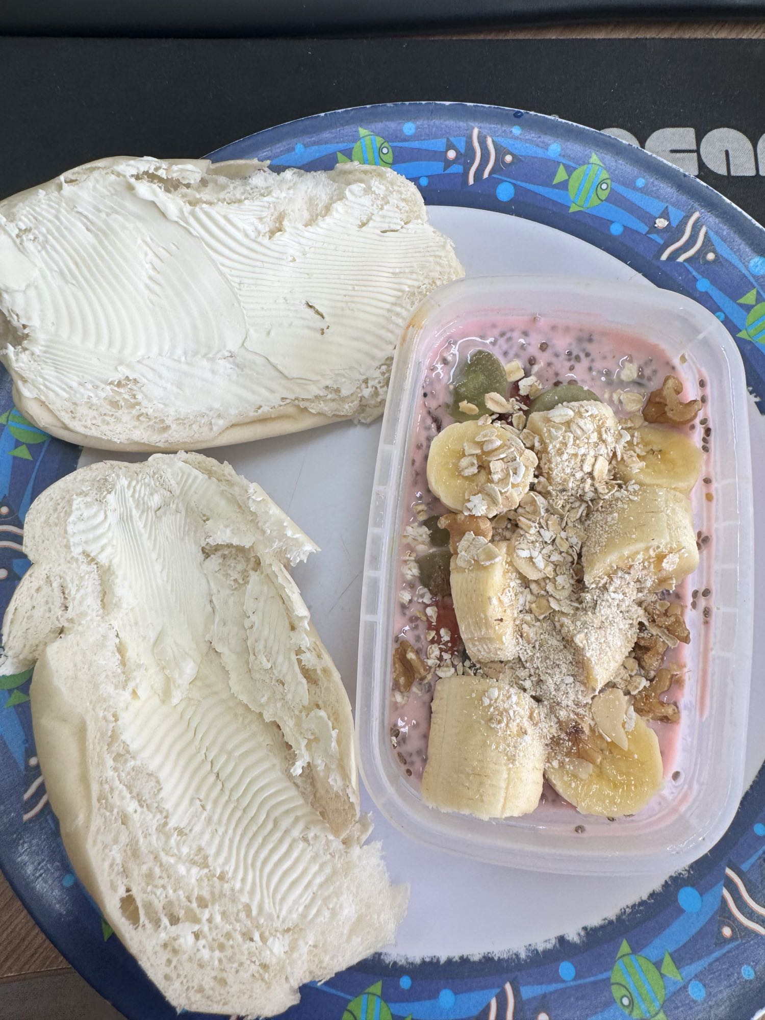 Pão com creme e iogurte