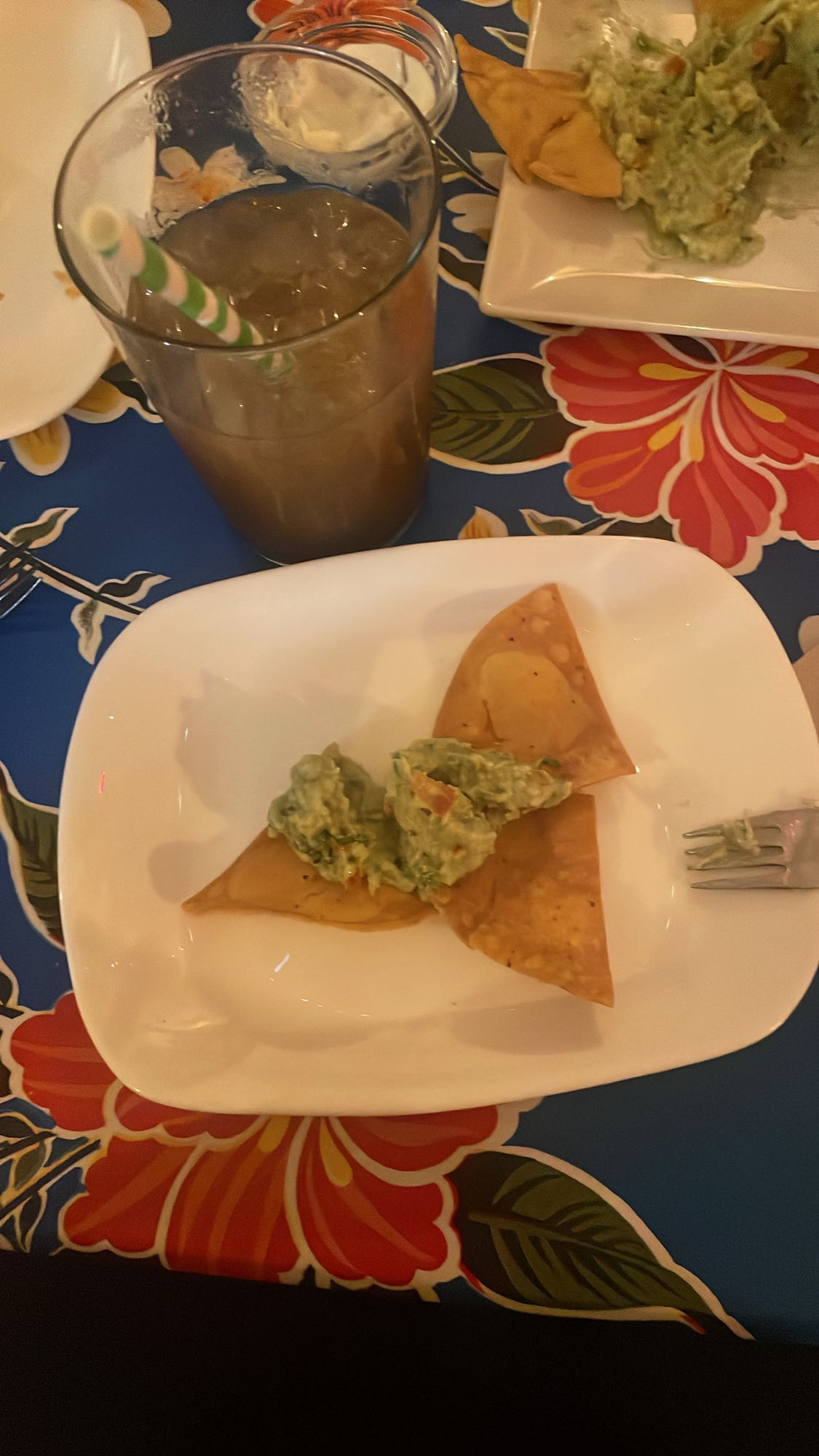 Totopos con guacamole