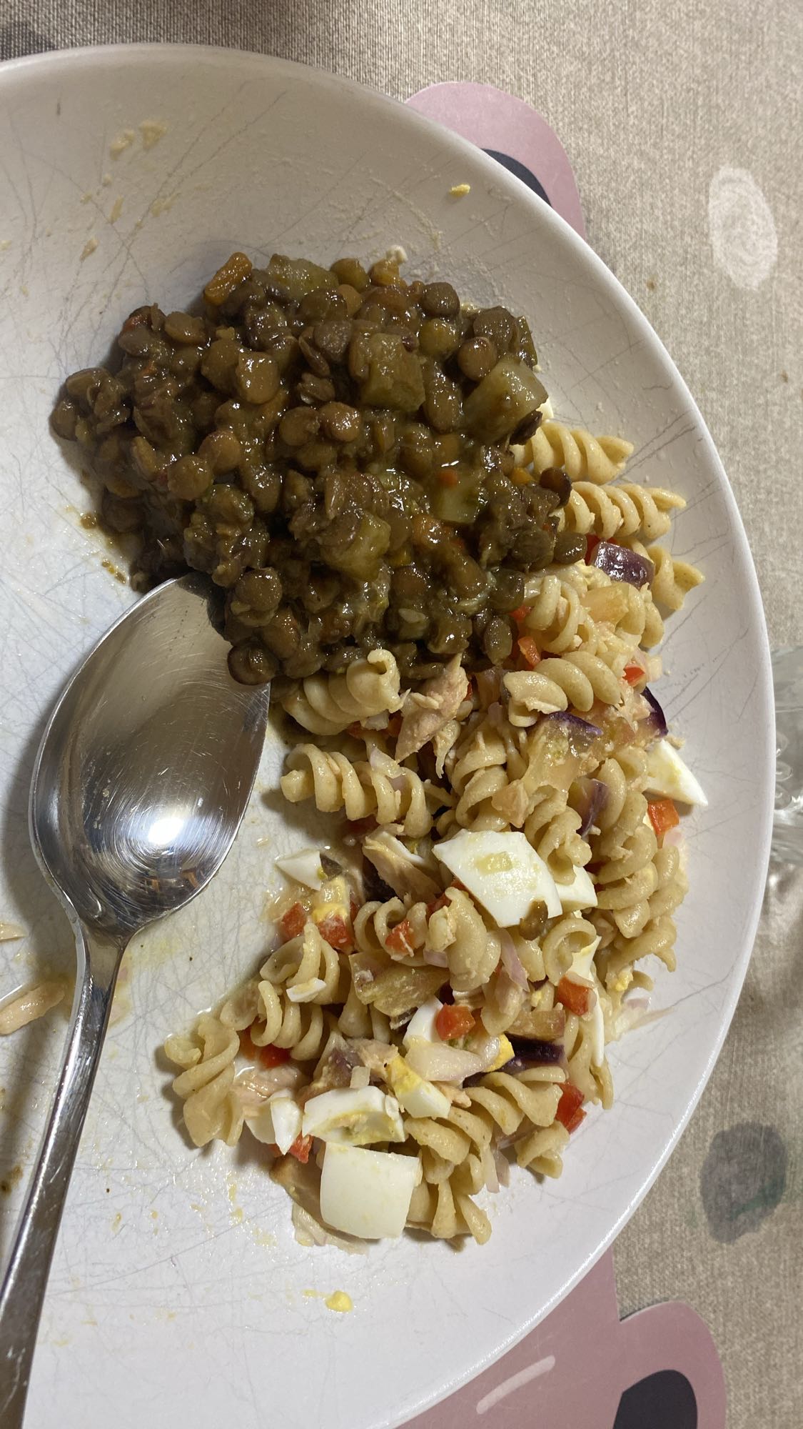 pasta integral con verduras, atún, clara de huevo y lentejas