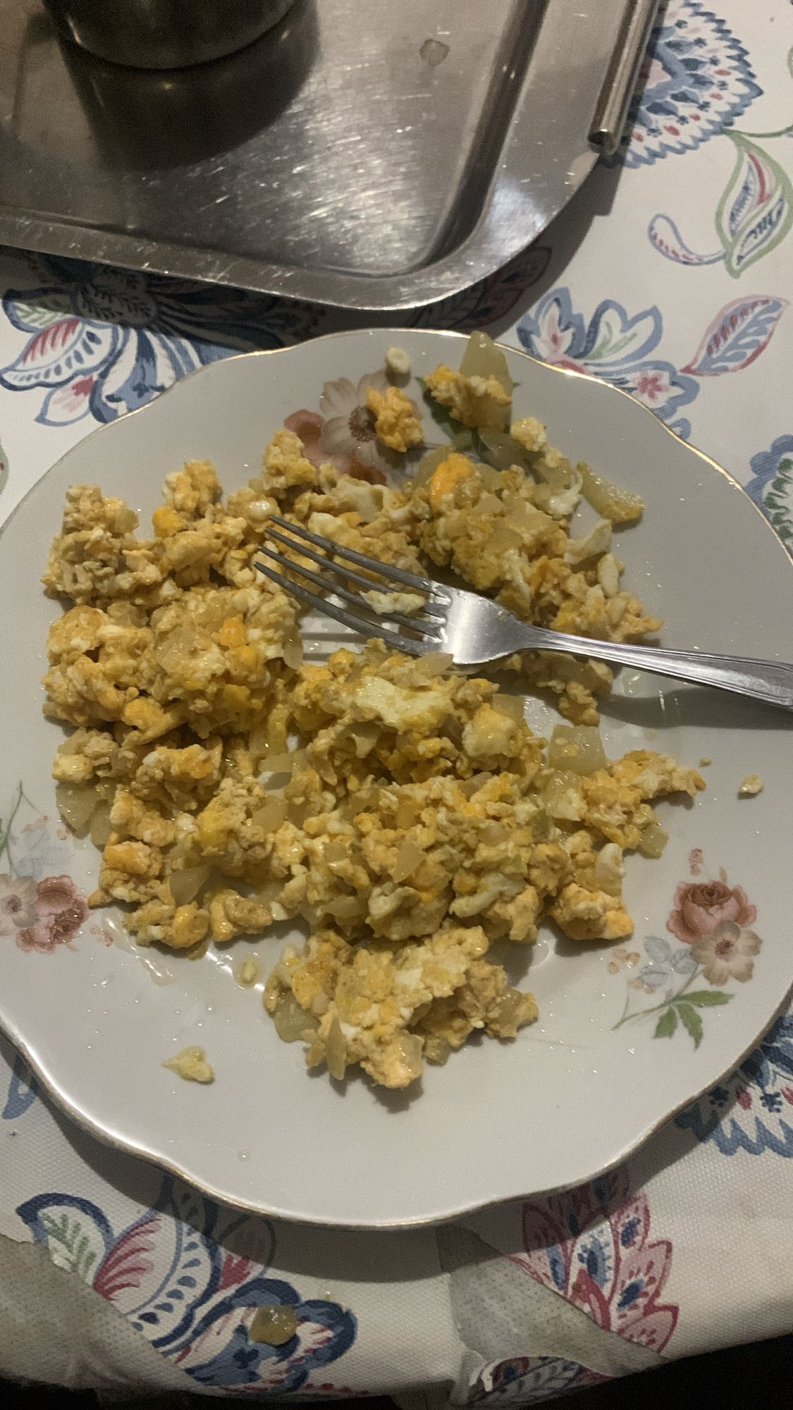 Huevos revueltos con cebolla