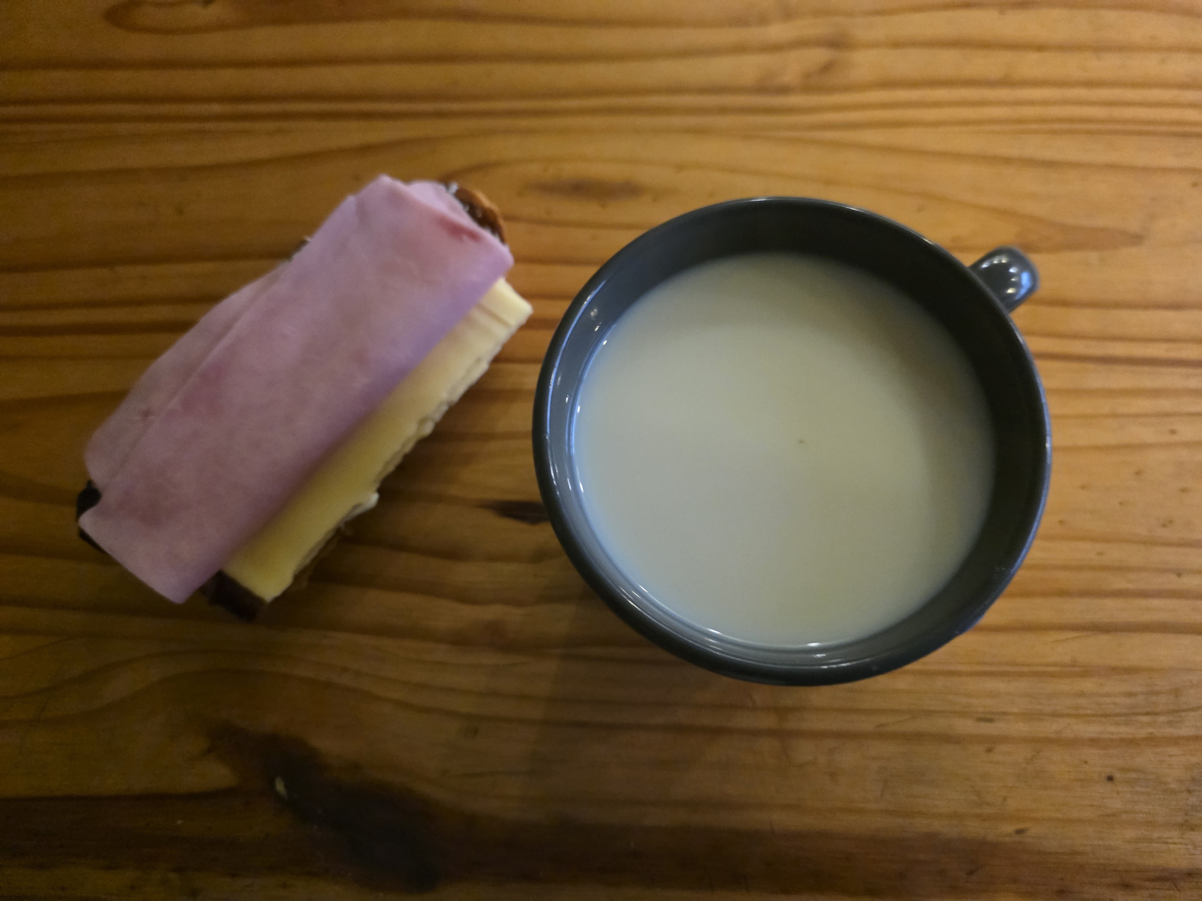 Sándwich de jamón y queso con leche