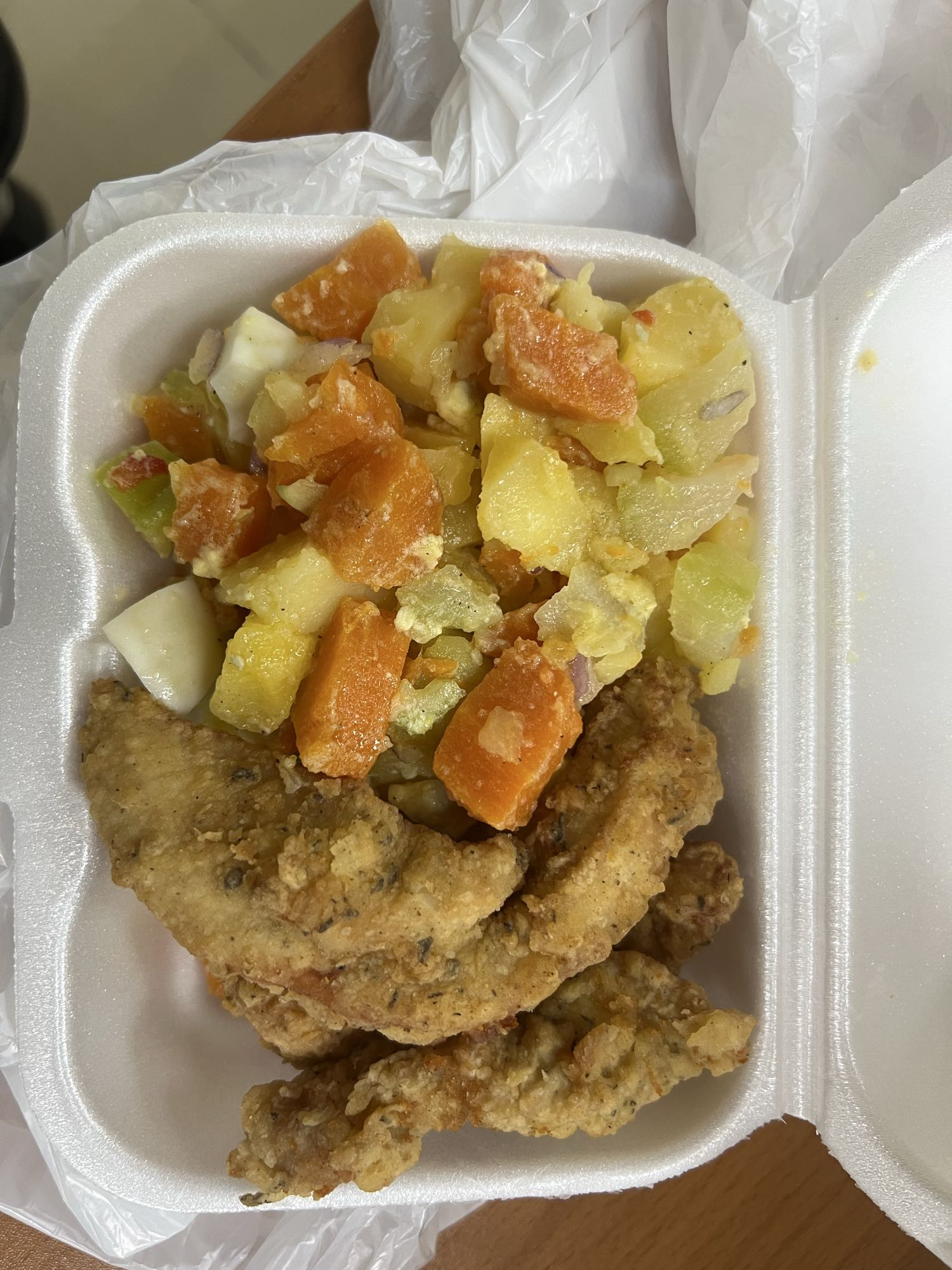 Pollo frito y ensalada rusa