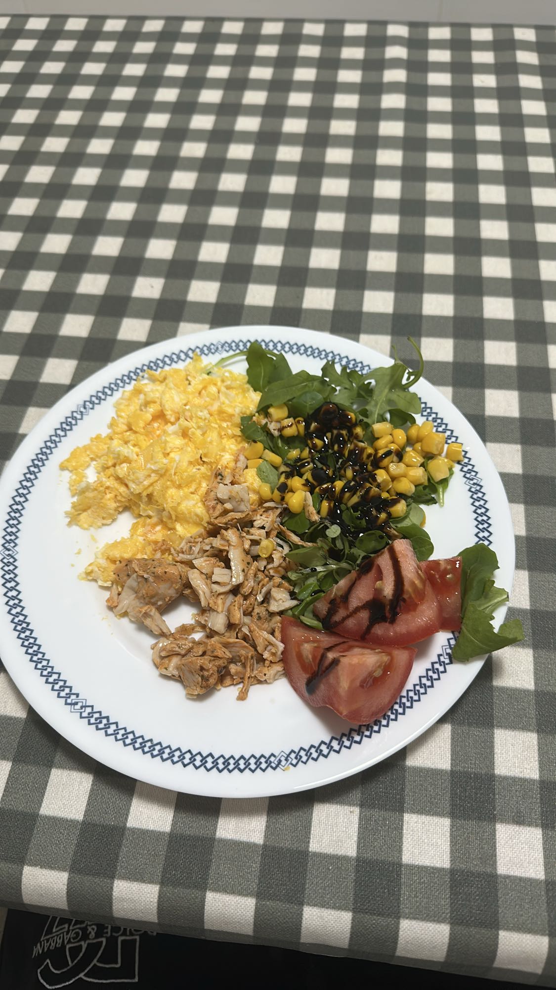 ensalada con pollo y huevo