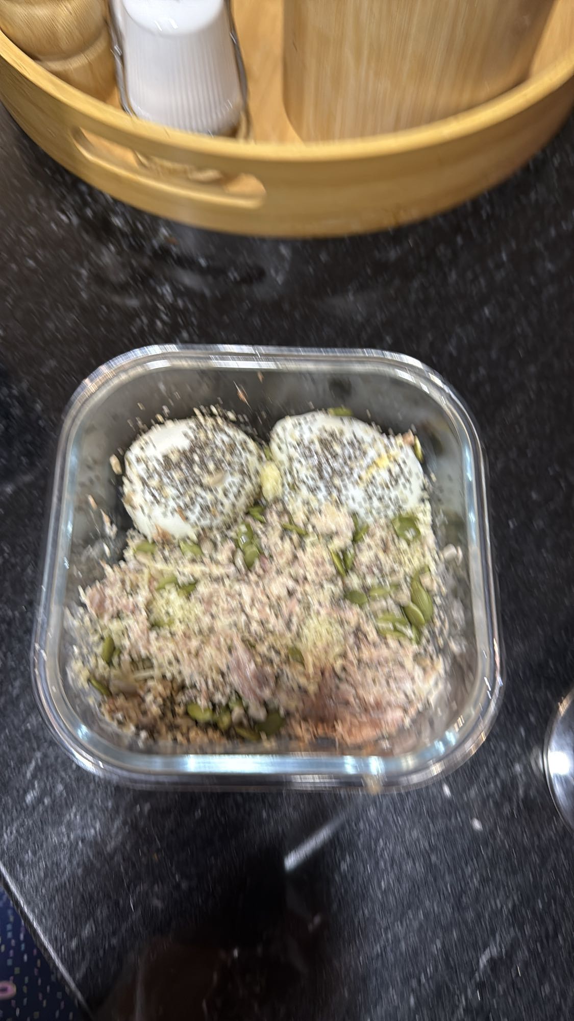 Ovos com atum e sementes