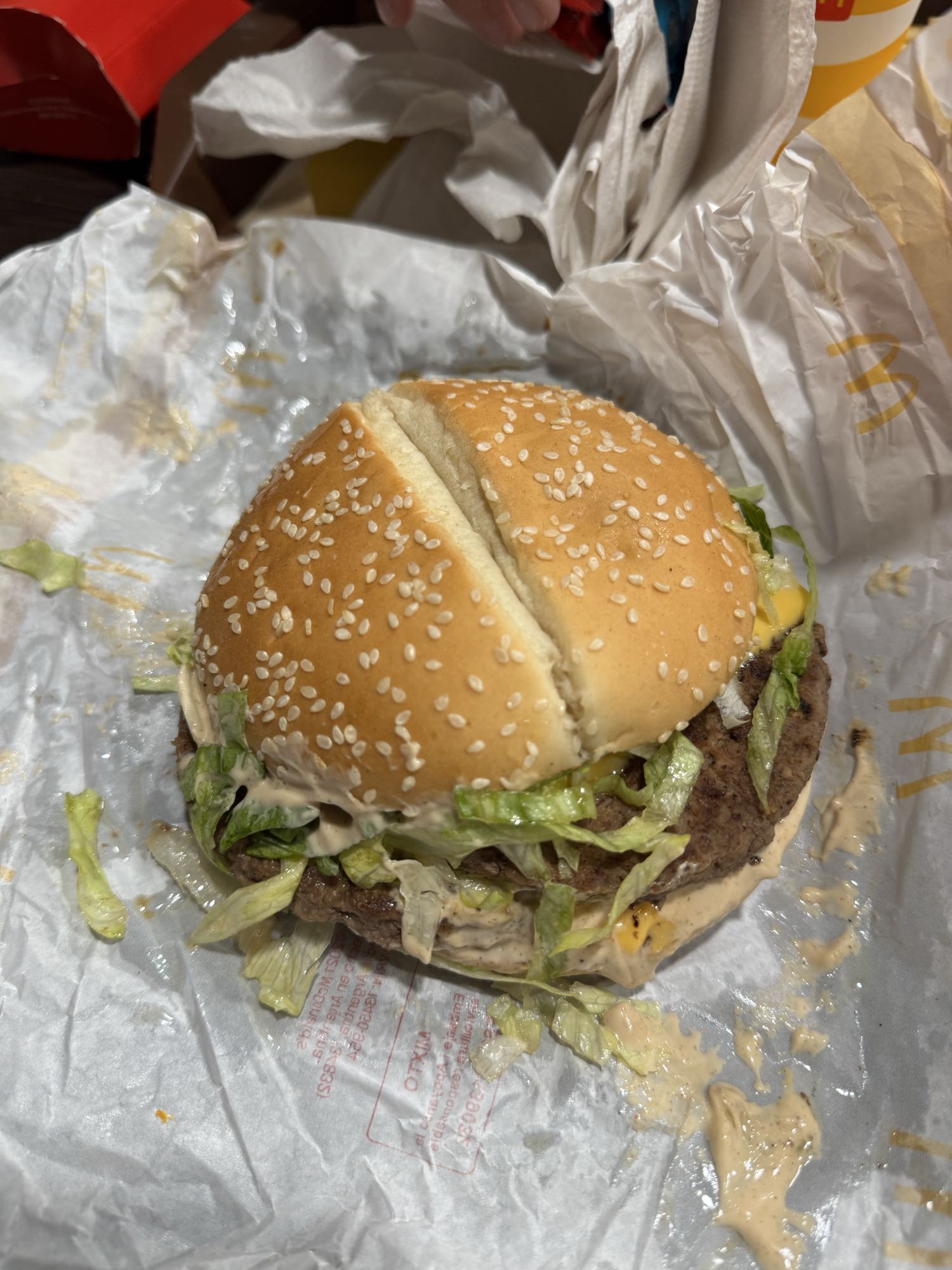 Hamburguesa con lechuga y papas fritas
