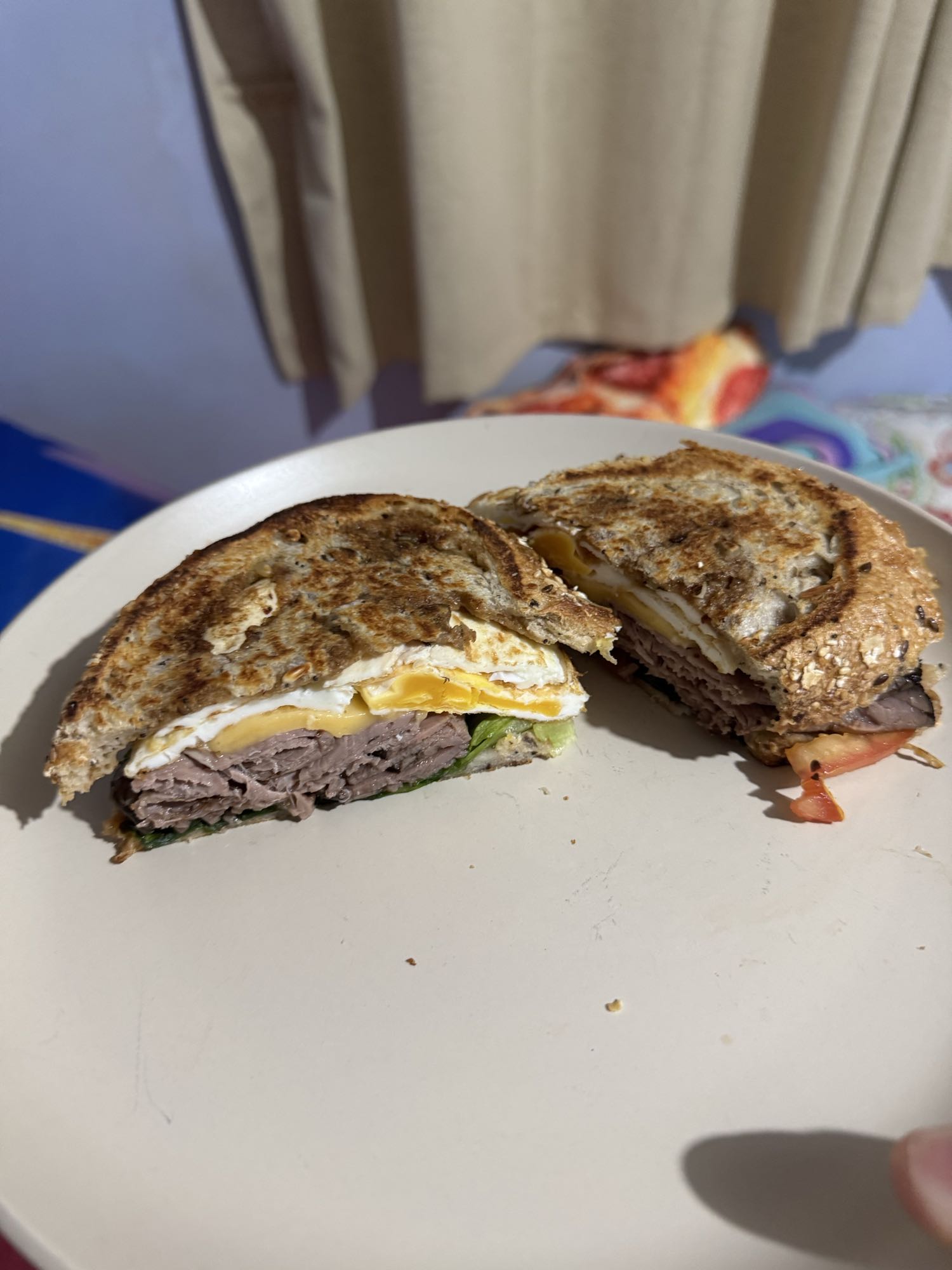 Emparedado de roast beef y huevo