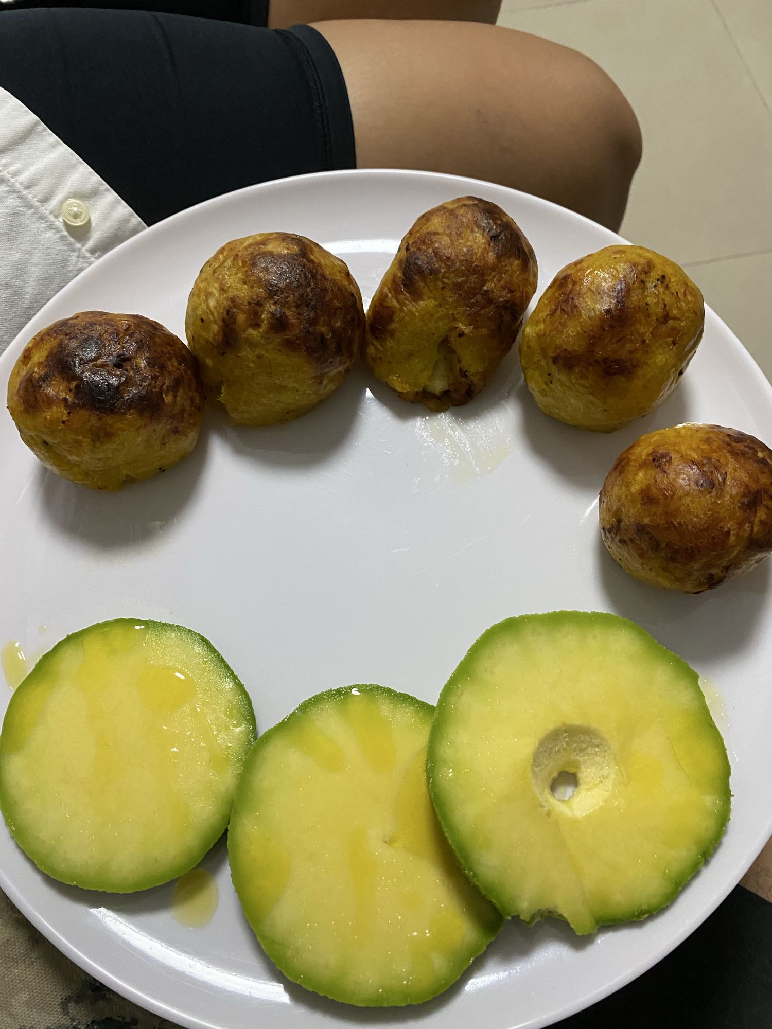 2 bolas de plátano con carne de cerdo y aguacate