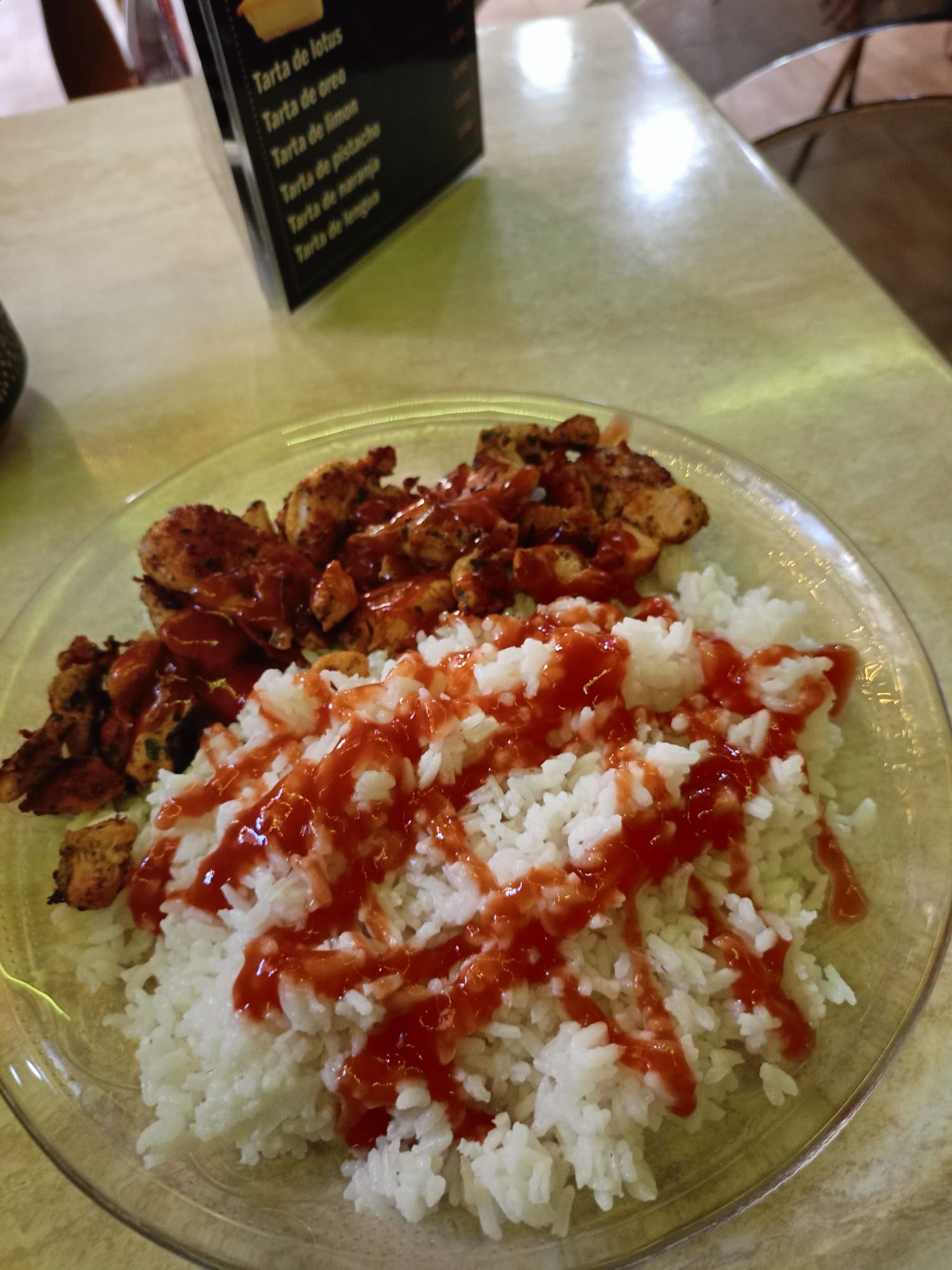 Pollo con arroz y salsa
