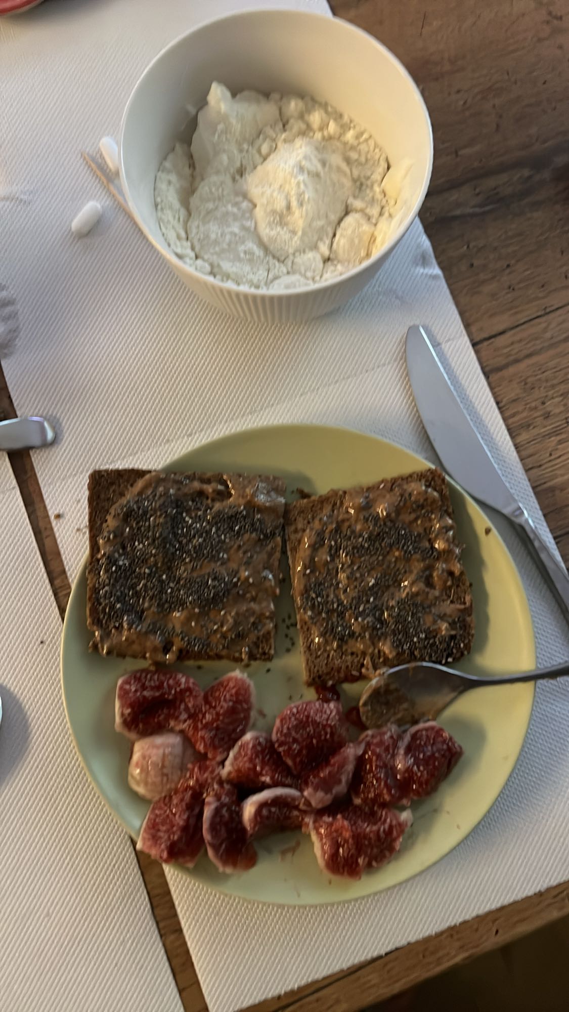 Τοστ με σύκα και γιαούρτι