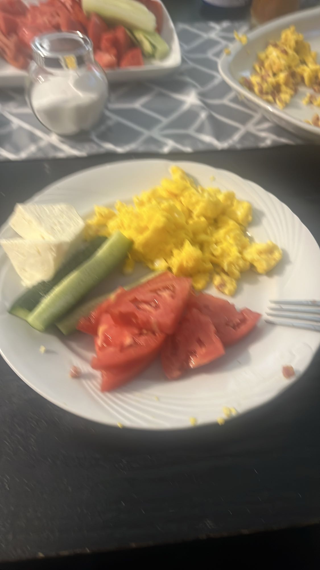 Mic dejun cu ouă și legume