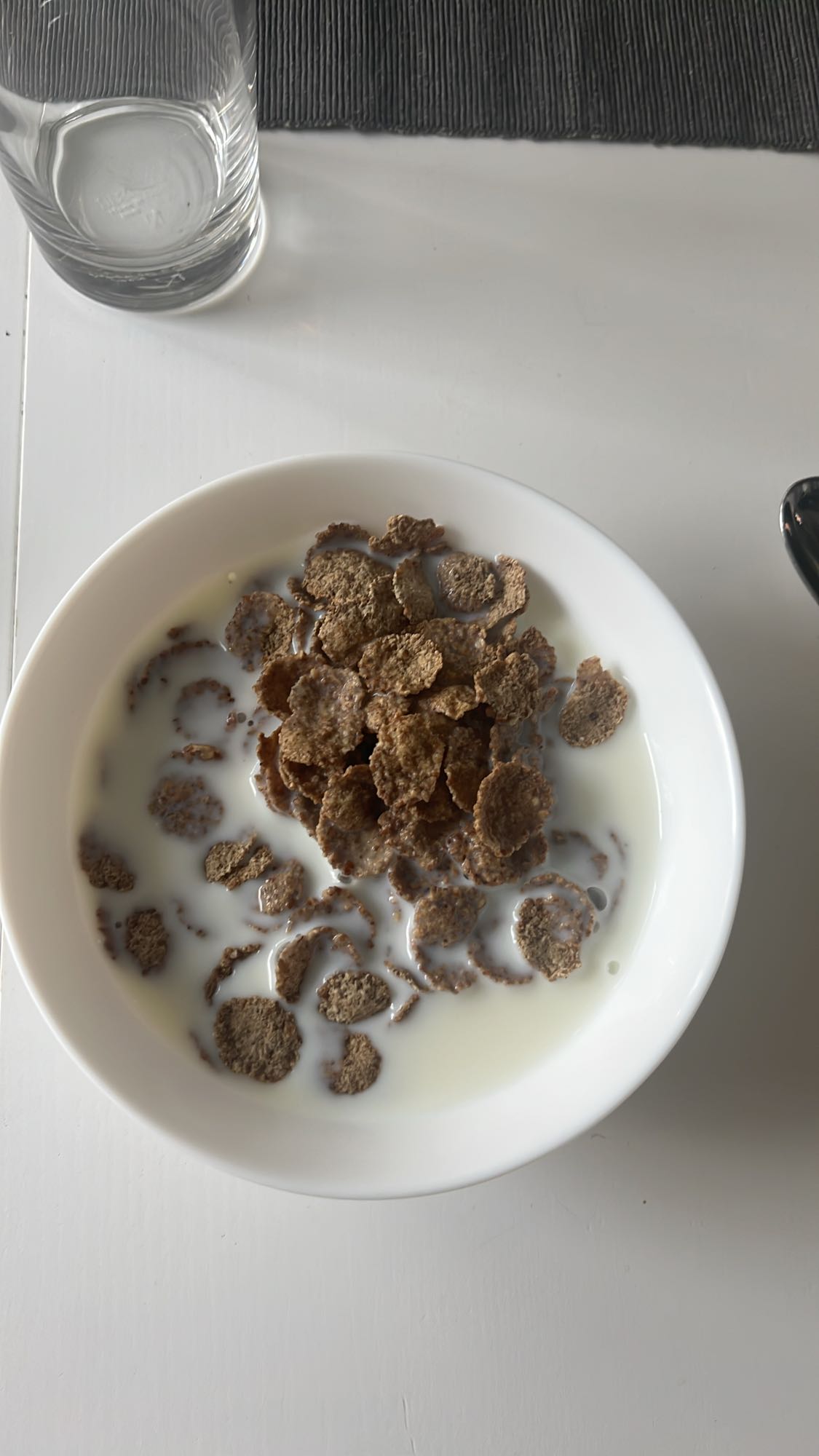 Fullkornsflingor med mjölk