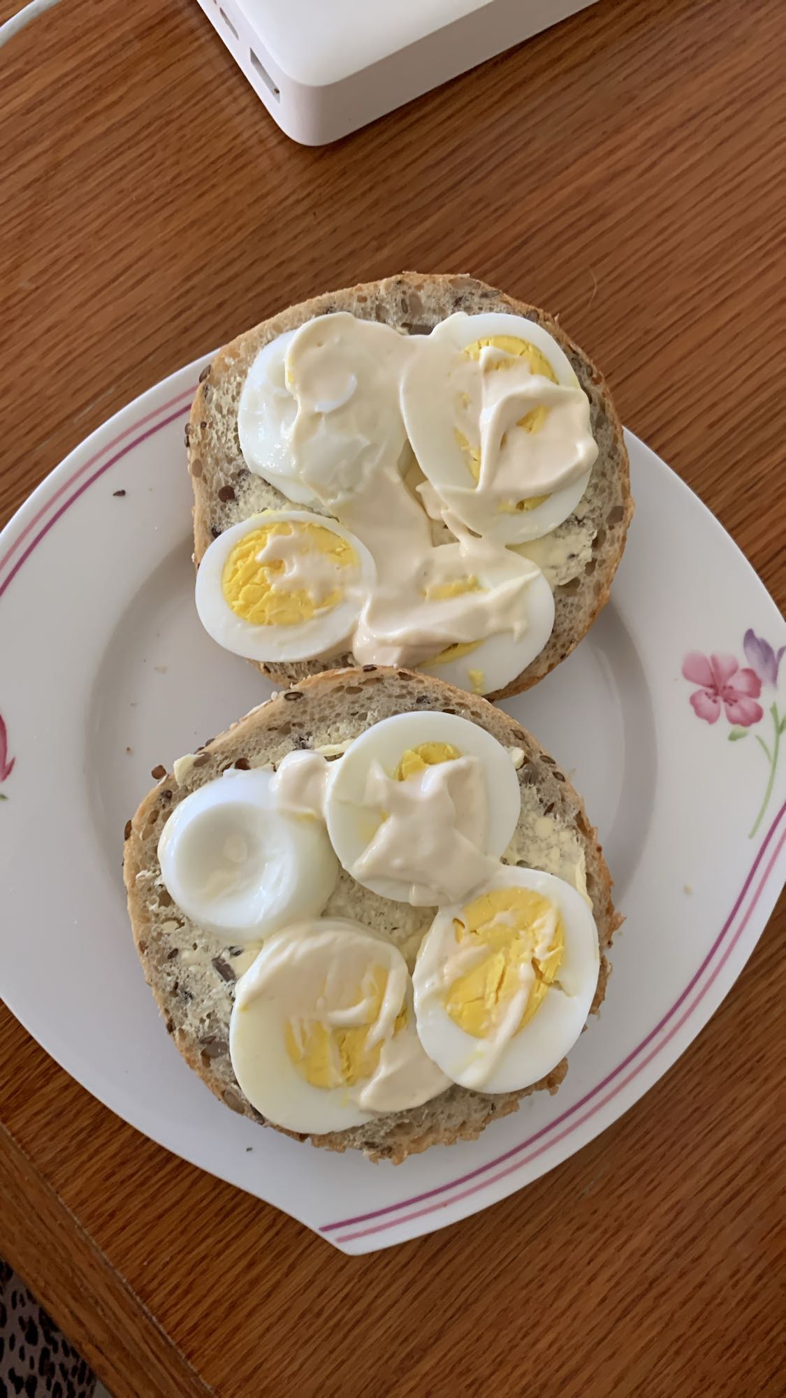 Jajka na bułce z majonezem