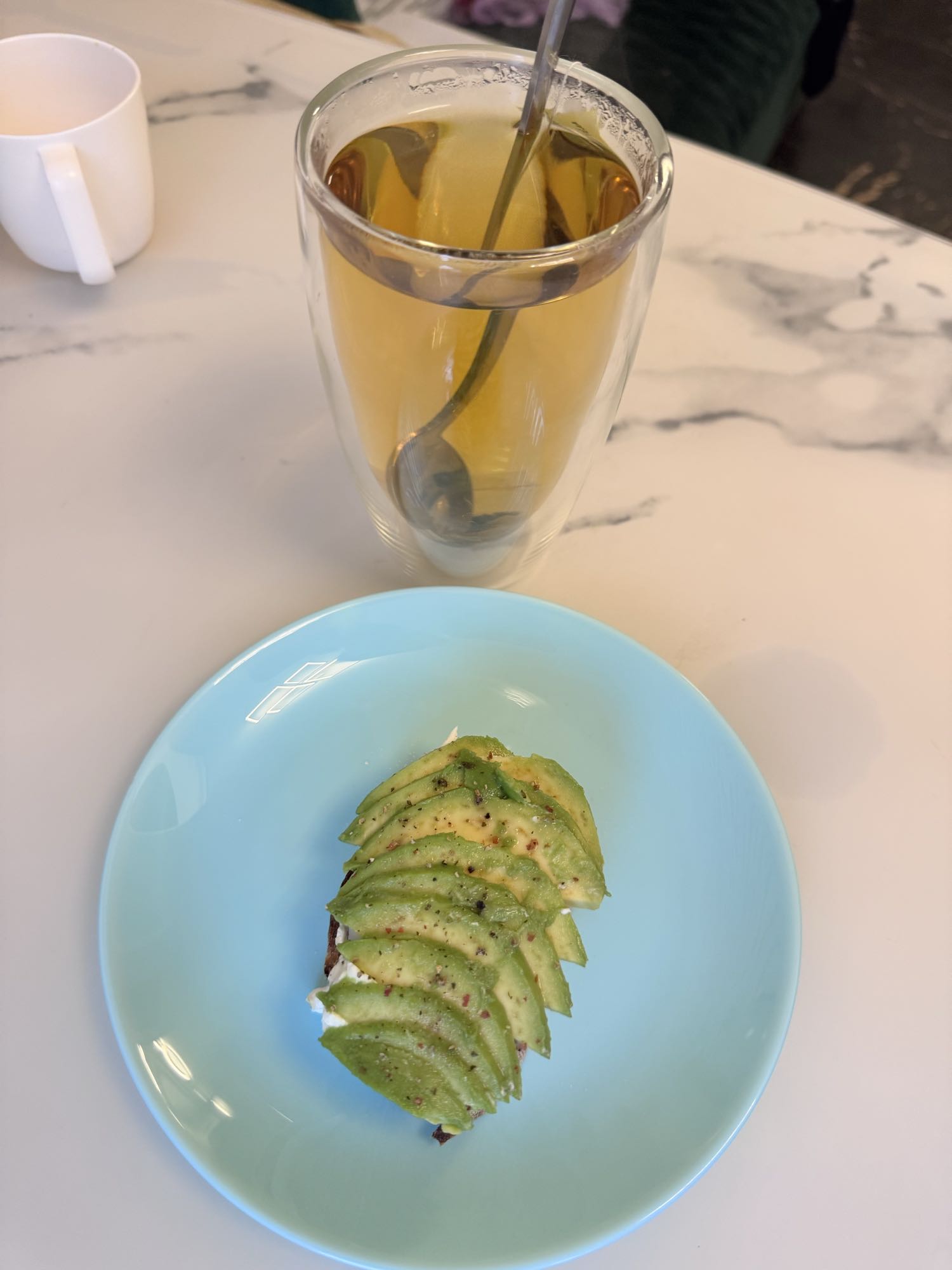 тост с авокадо и чаем