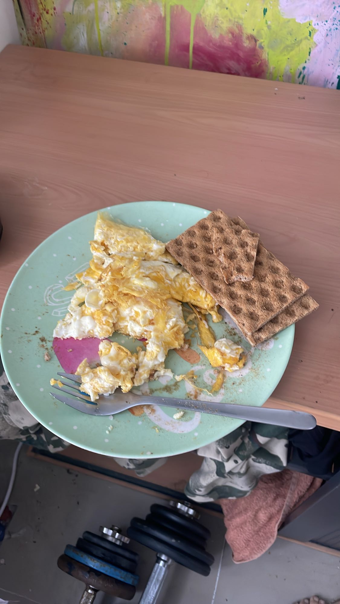 Jajecznica z chrupkim pieczywem