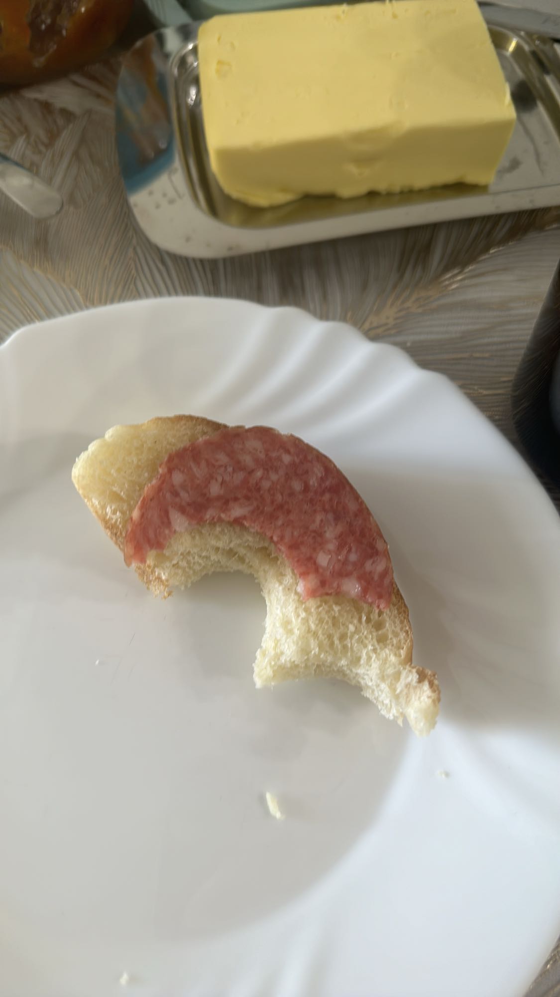 бутерброд с колбасой