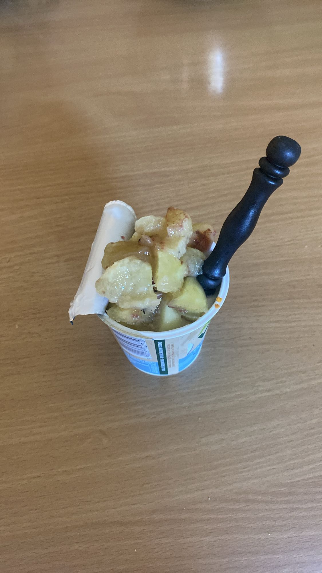 jogurt z brzoskwiniami