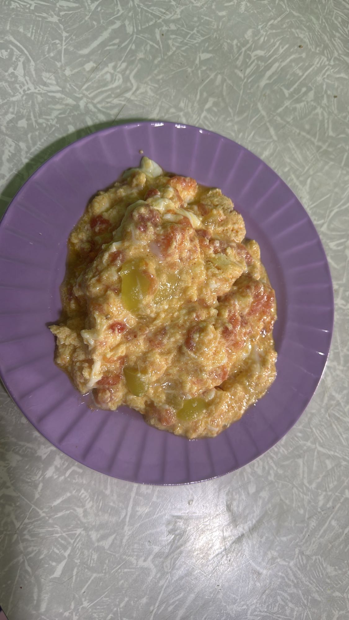 տապակած ձվով լոլիկ