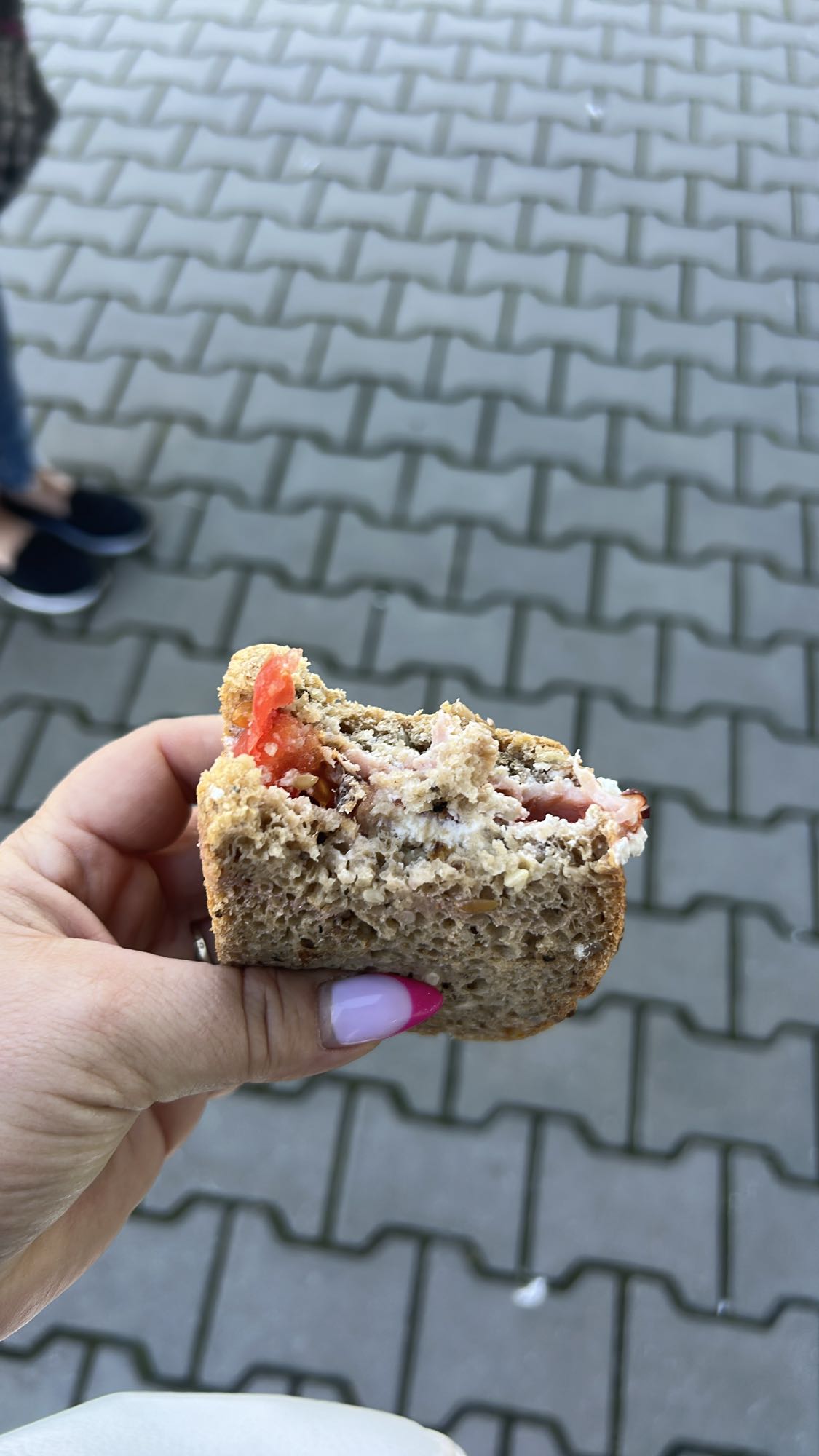 Kanapka z szynką i pomidorem