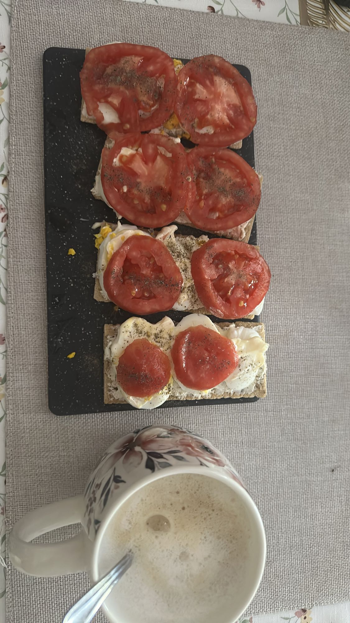 Kanapki z jajkiem i pomidorem