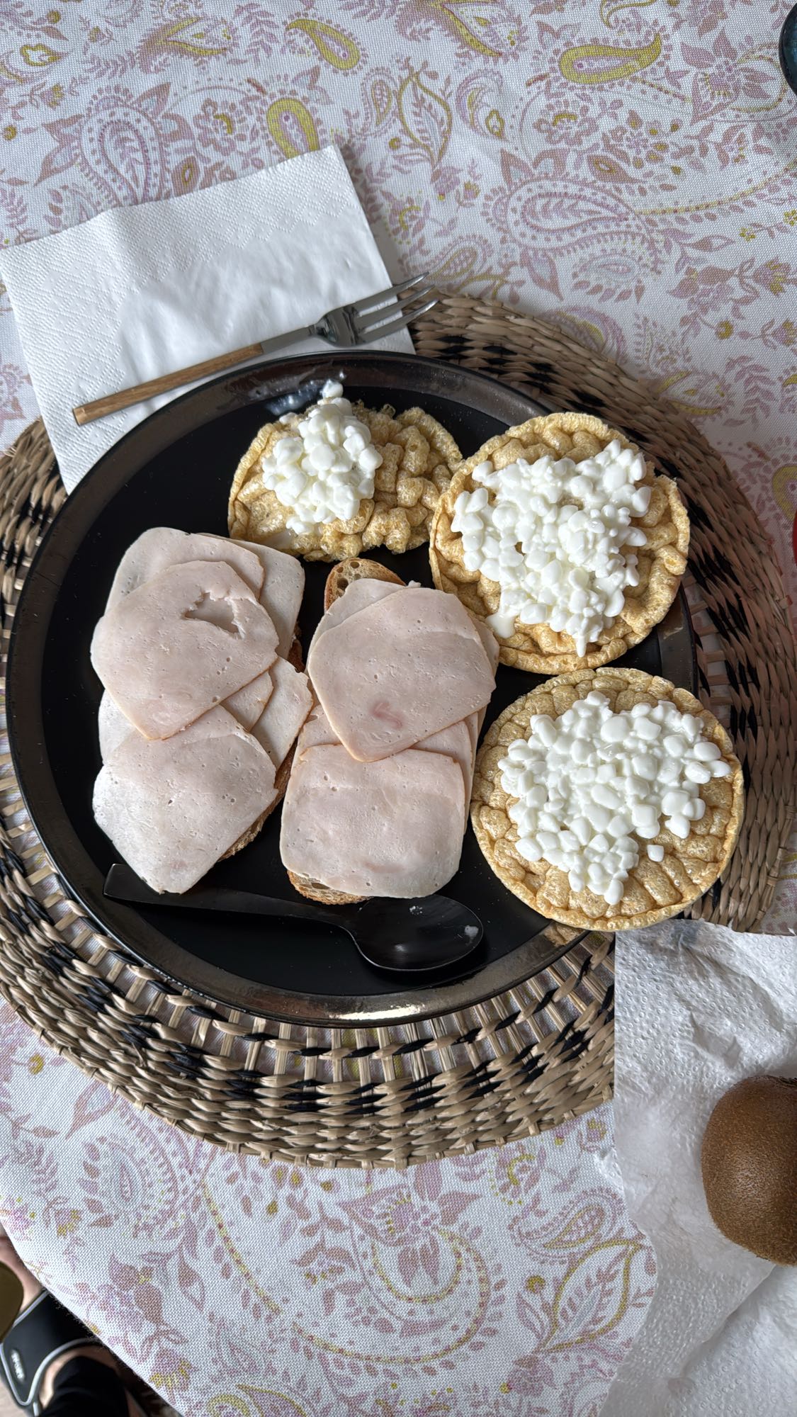 Tostadas con pavo y queso