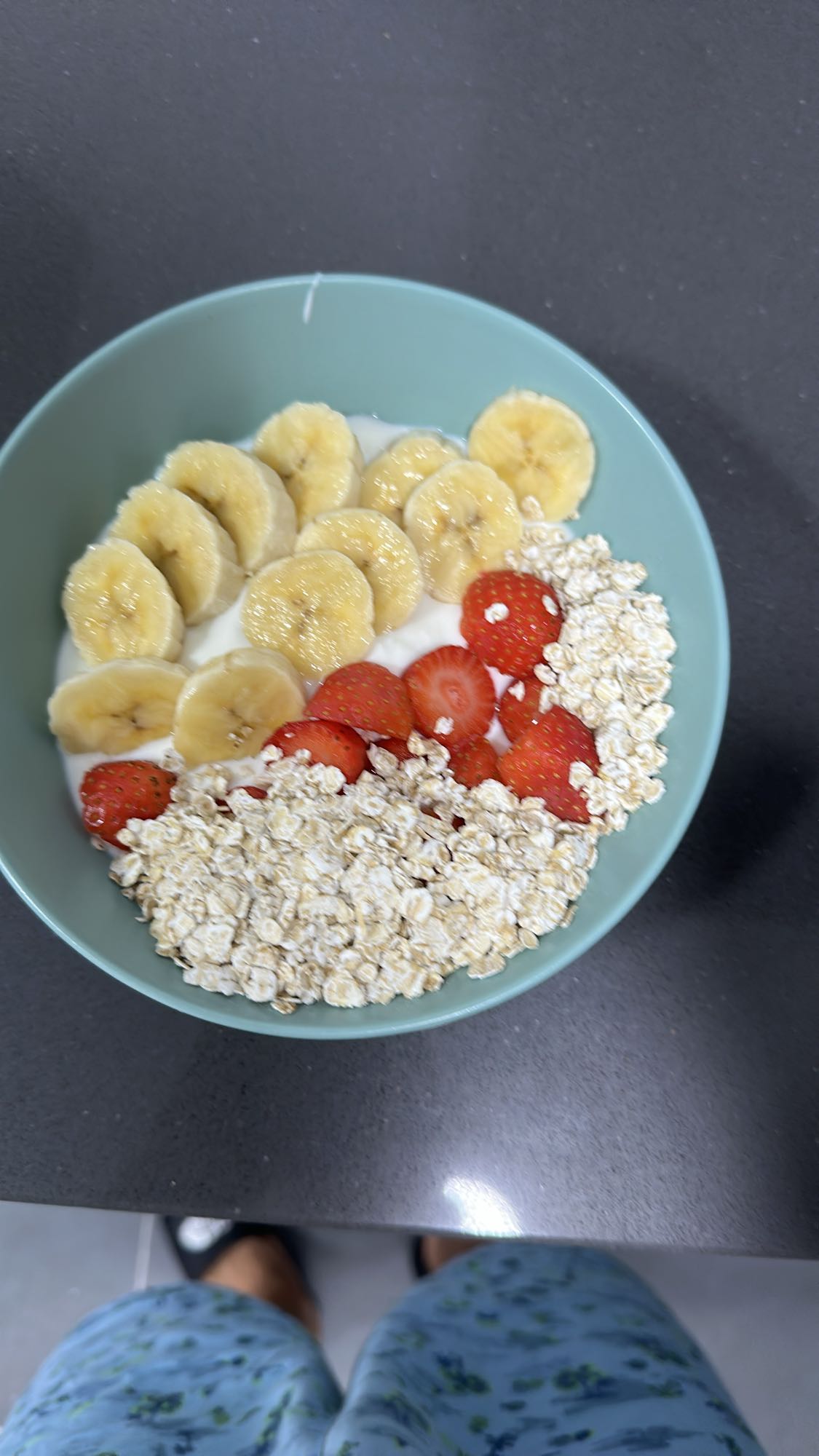 Bol de yogur con frutas y avena