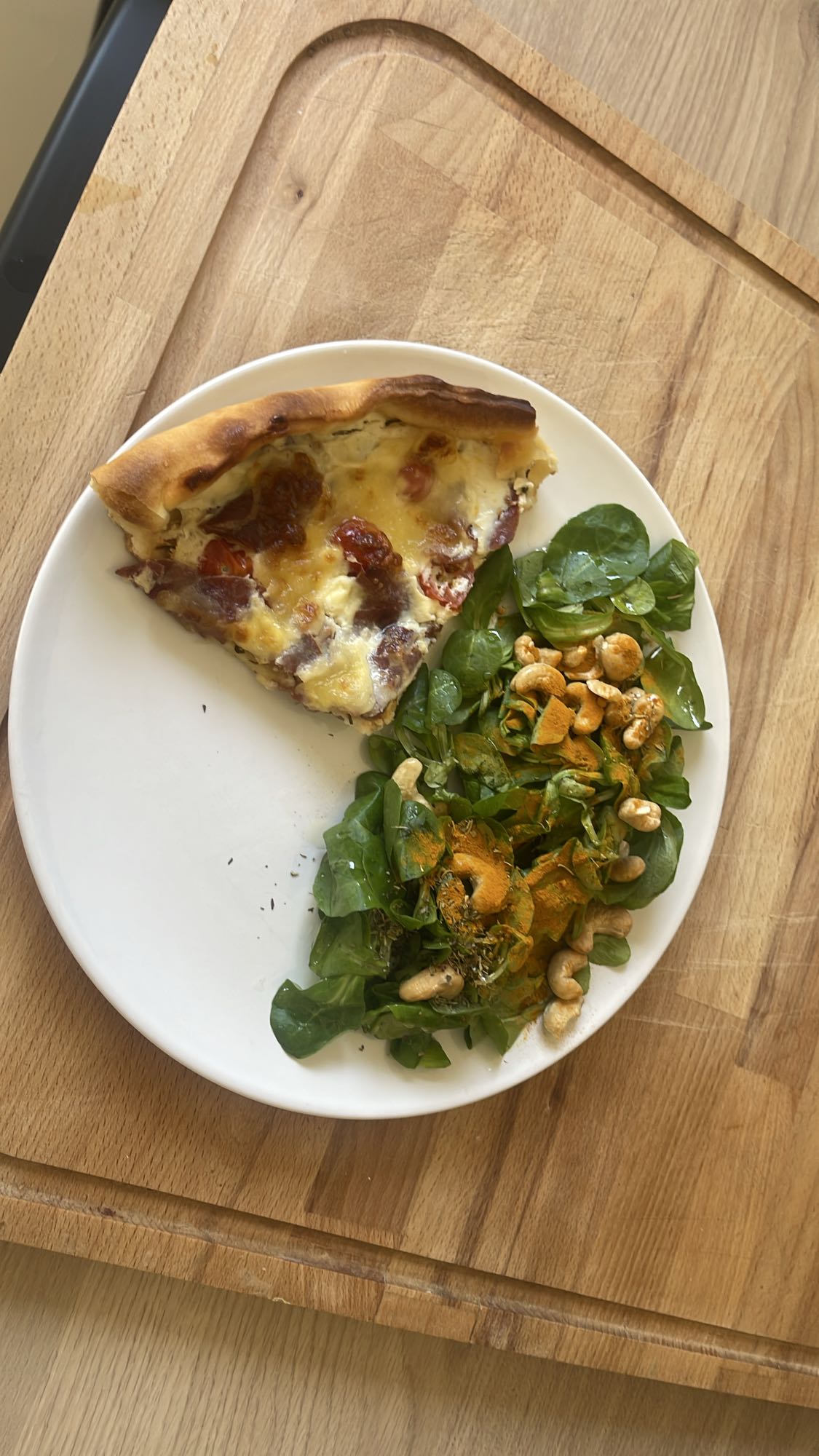 Part de pizza et salade