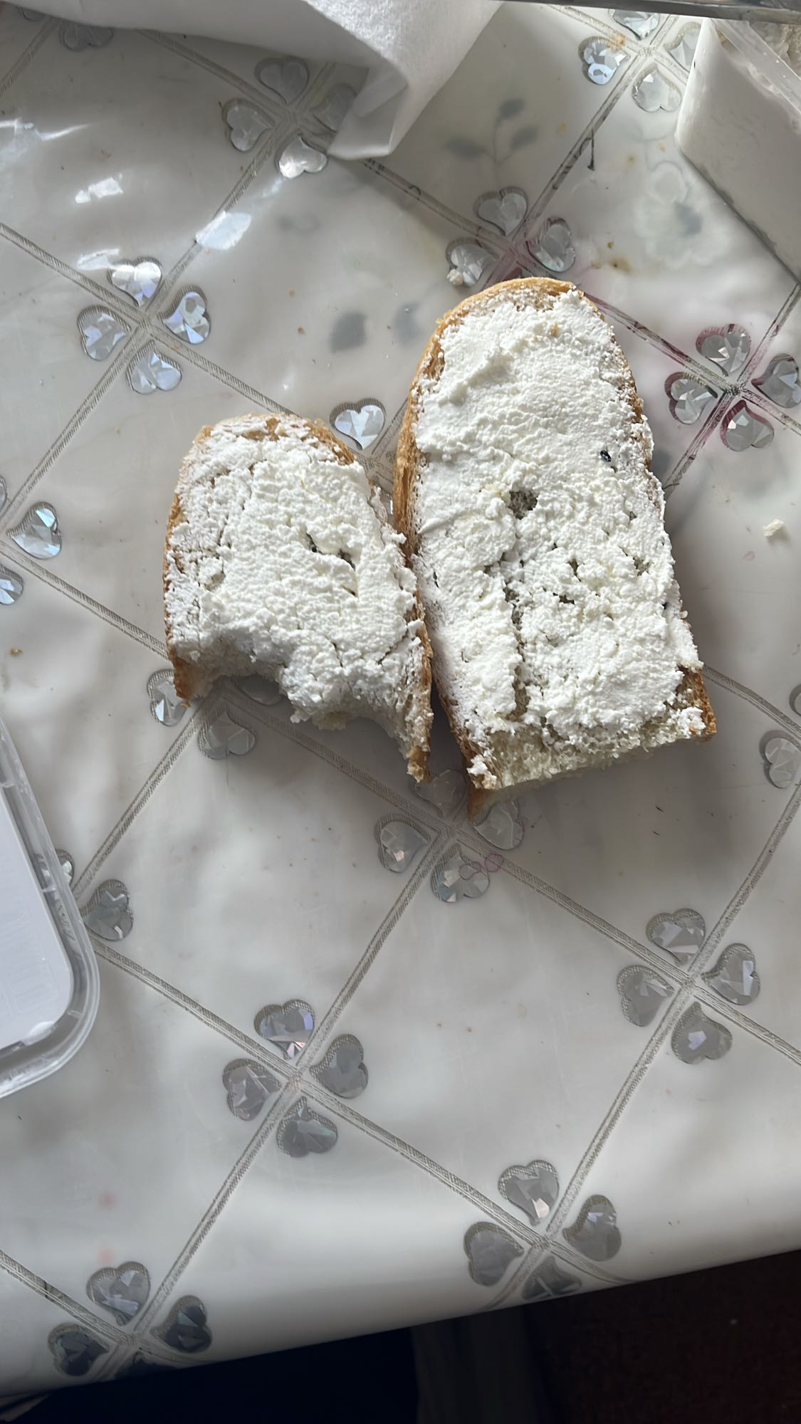 Kəsmikli çörək dilimi