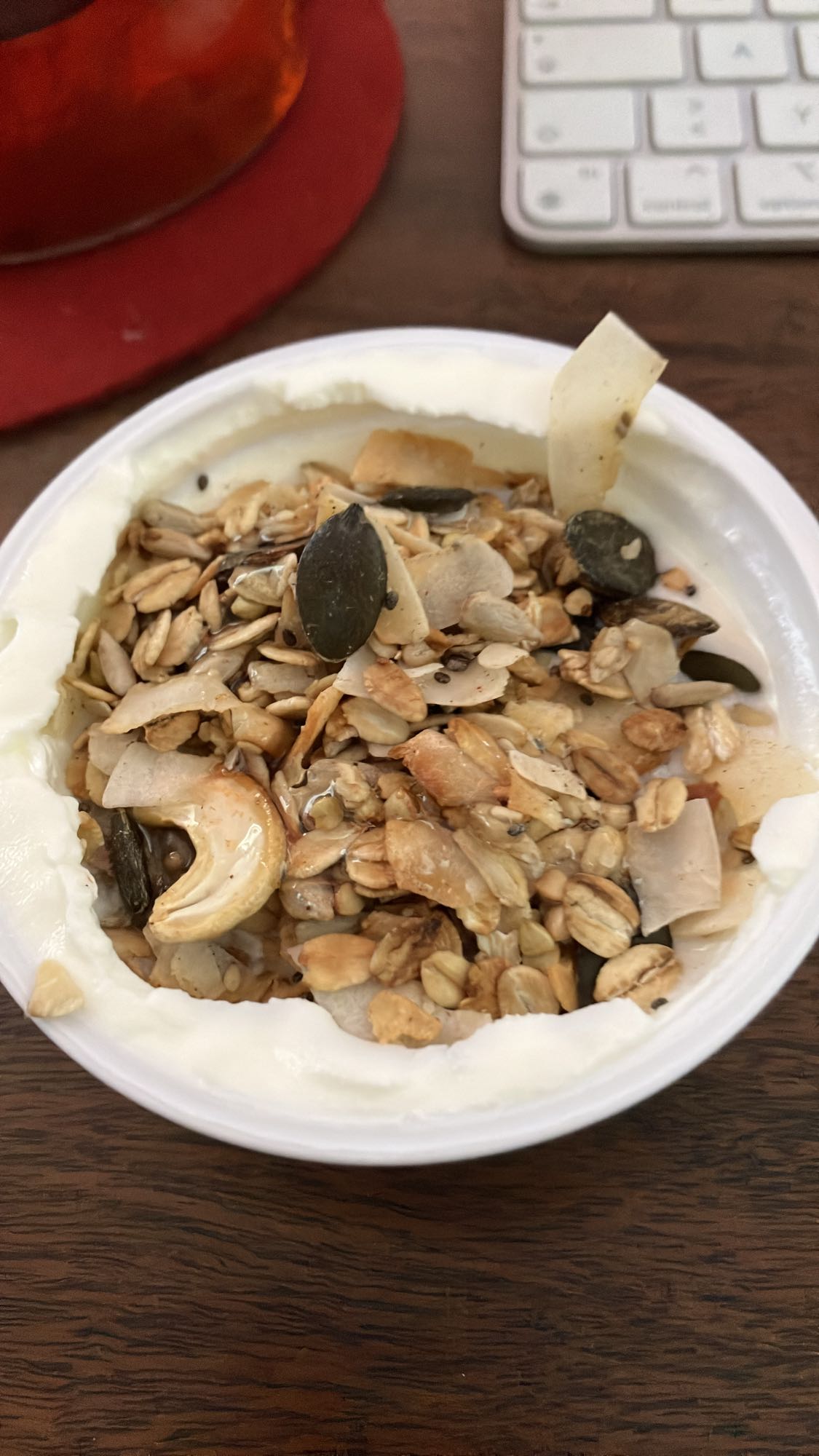 Iogurte com granola e sementes