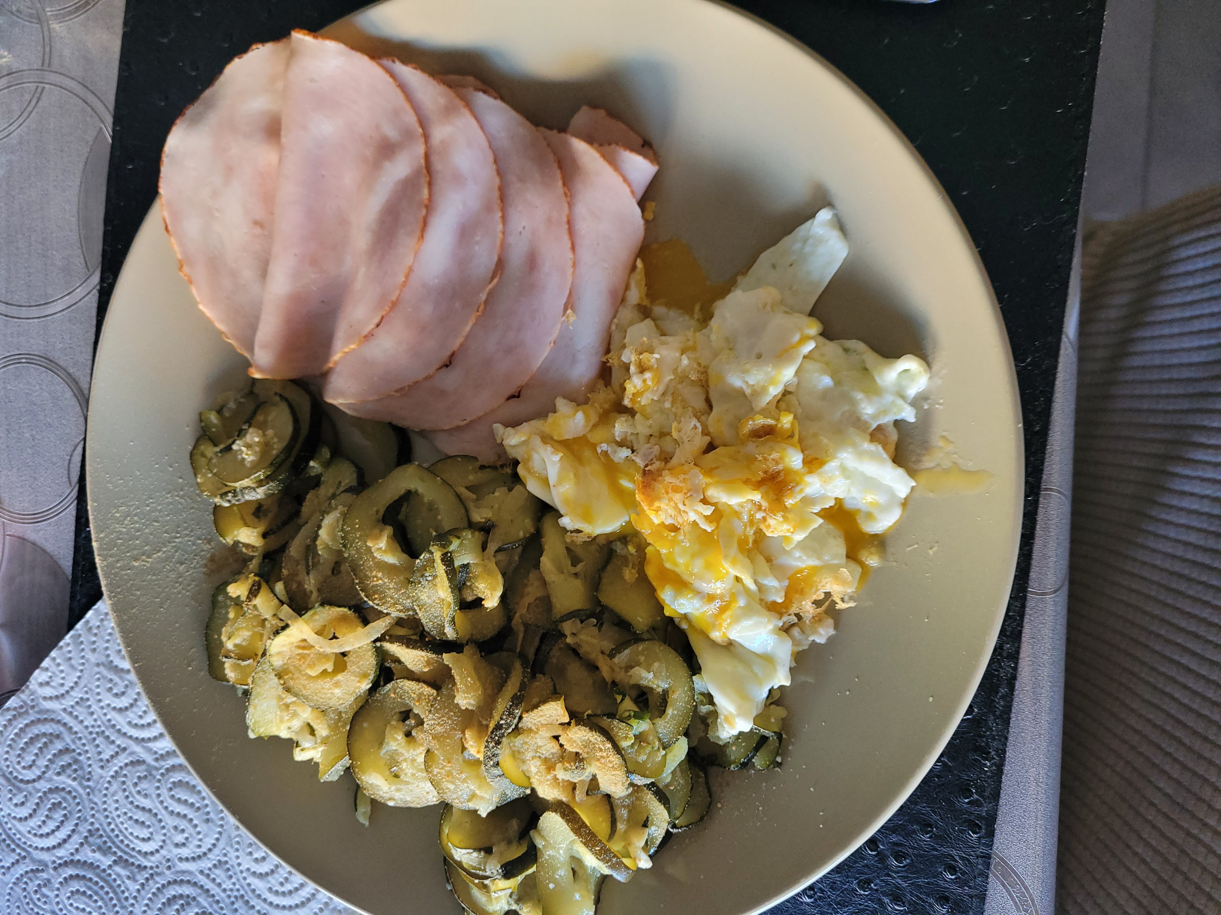 Oeufs, jambon et courgettes
