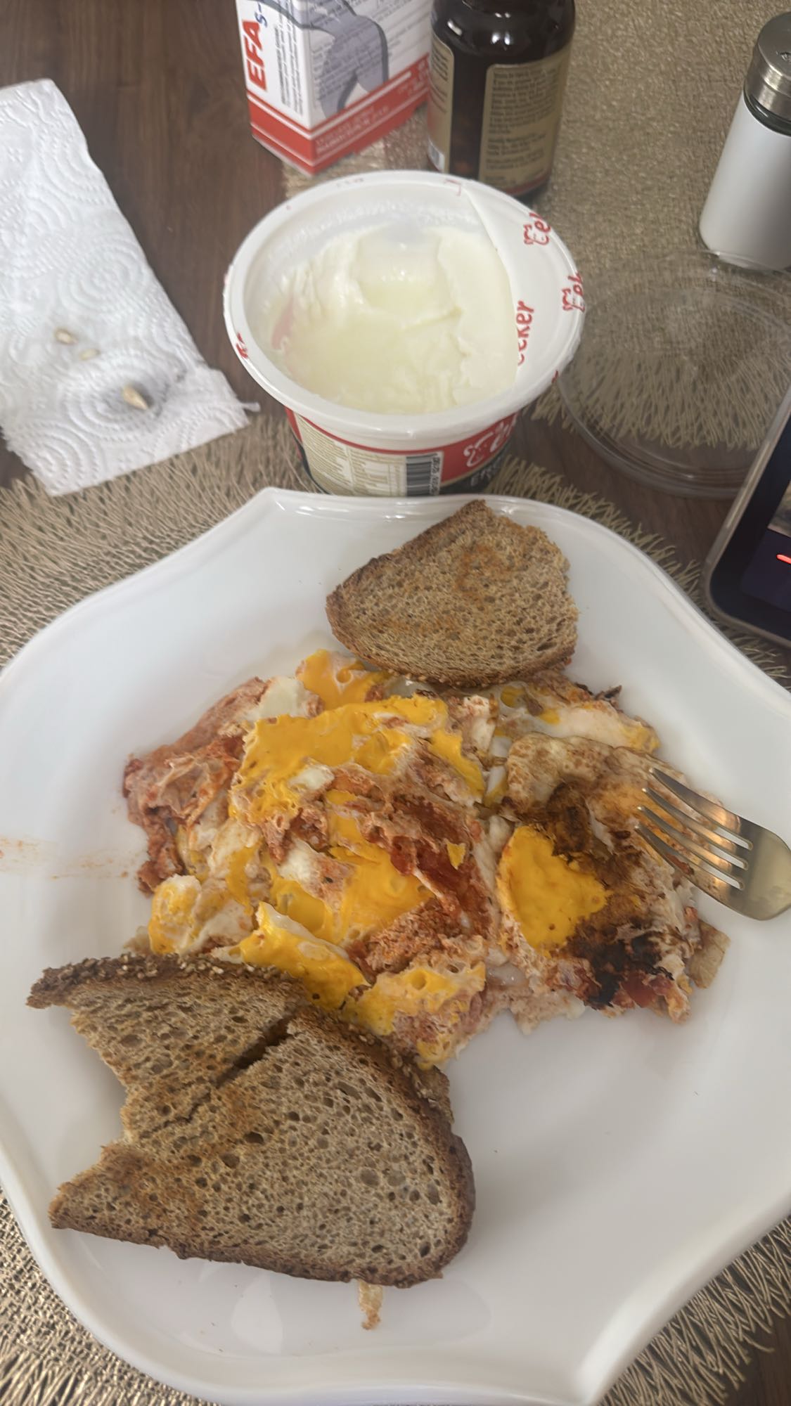 Яичница с хлебом и йогуртом